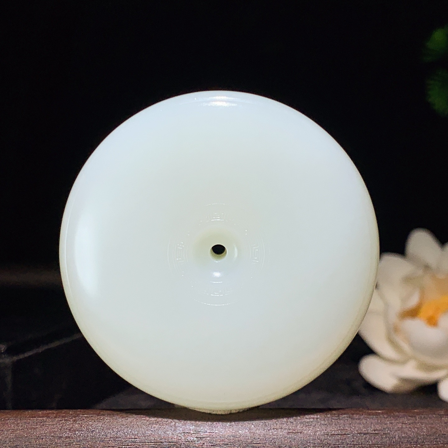 新疆和田玉平安扣挂件。尺寸56/15重97.8克。玉质细腻油润。手推出油。佩戴高端典雅。lt260309