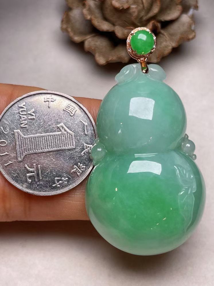冰糯种飘绿葫芦吊坠、真金真钻镶嵌，种水好，玉质细腻 .裸石尺寸 45.7*28.5