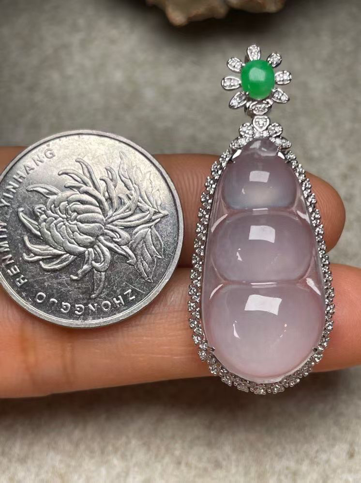 冰种福豆吊坠、真金真钻镶嵌，种水好，玉质细腻 .裸石尺寸 29.3*14.5