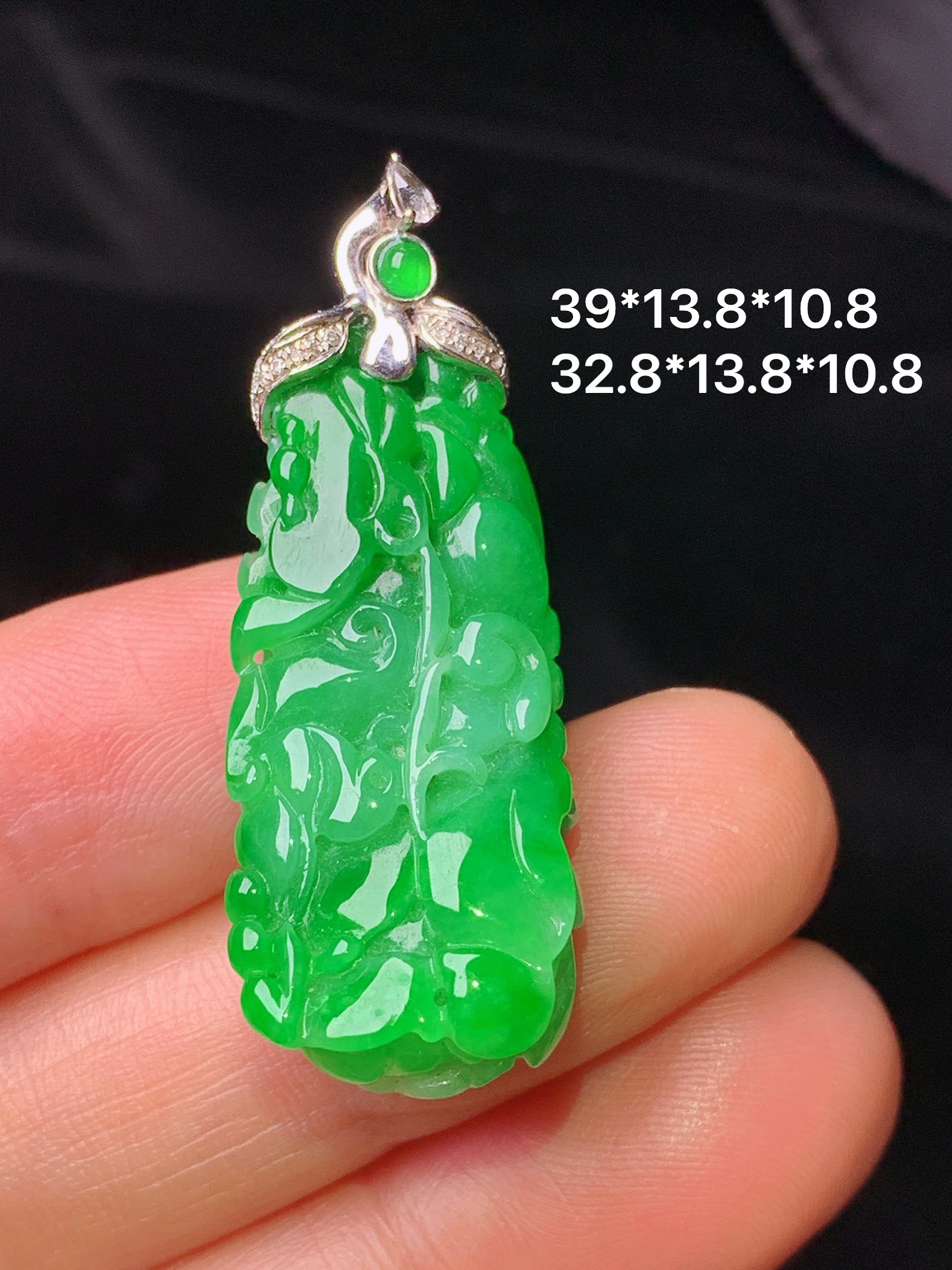 18k金钻镶嵌翠绿白菜吊坠 玉质细腻 色泽艳丽清新 水润亮眼 整体尺寸39*13.8*10.8