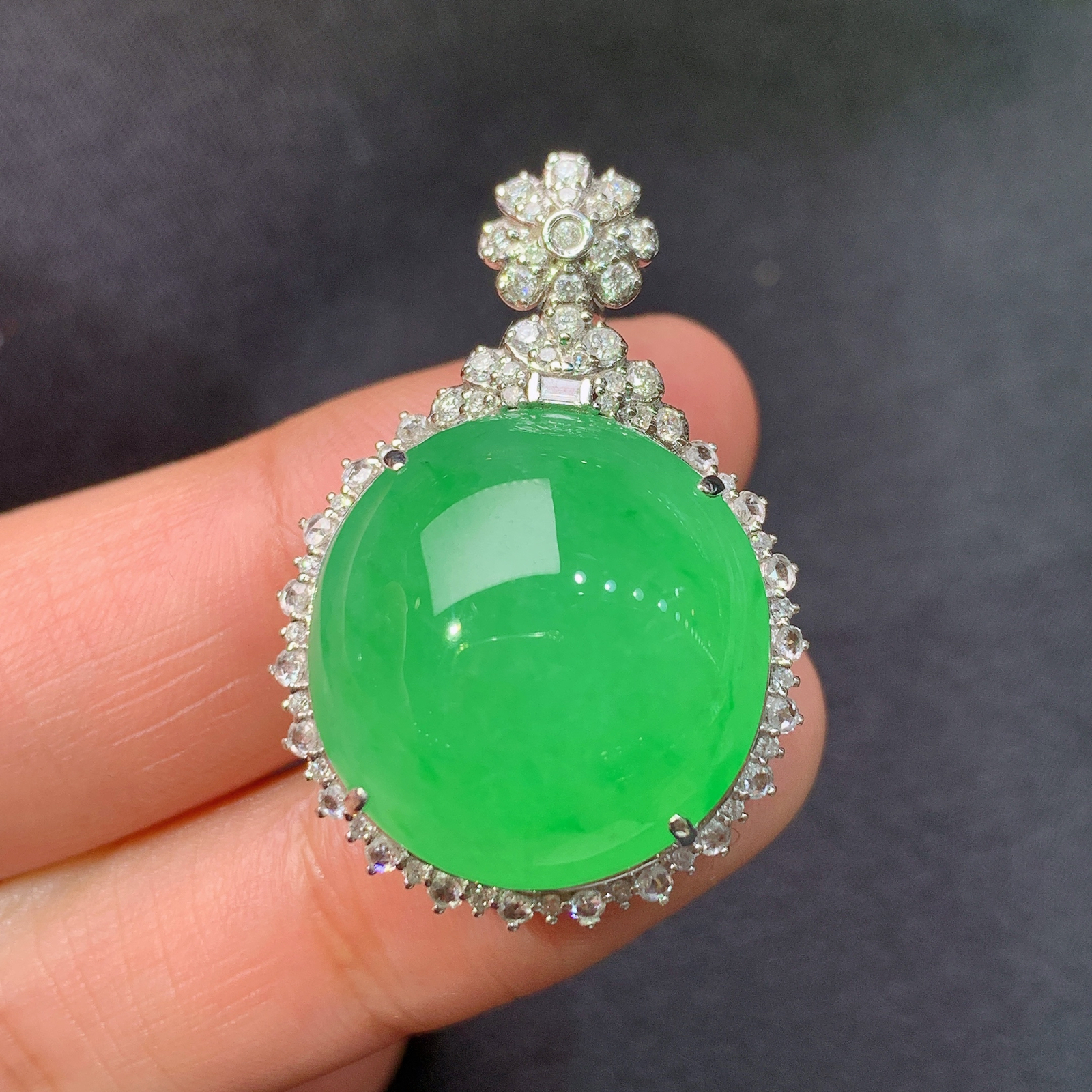 翠绿蛋面吊坠，18k金镶嵌，色泽鲜阳，冰润细腻，种水足，Lp 32.9*22.9*13.6