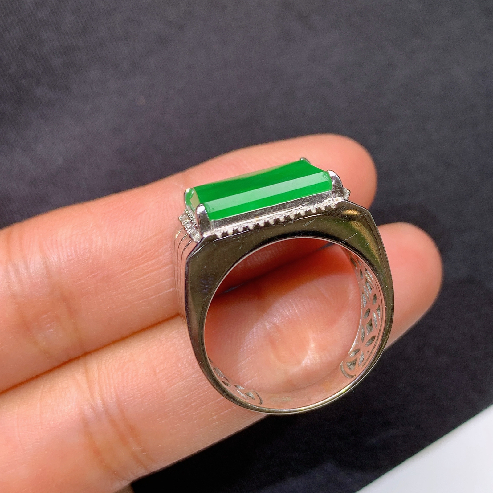 冰阳绿马鞍戒指，18k金镶嵌，简约大方，冰润色阳，种水足 PC 圈口19 尺寸12.9*11.7*2