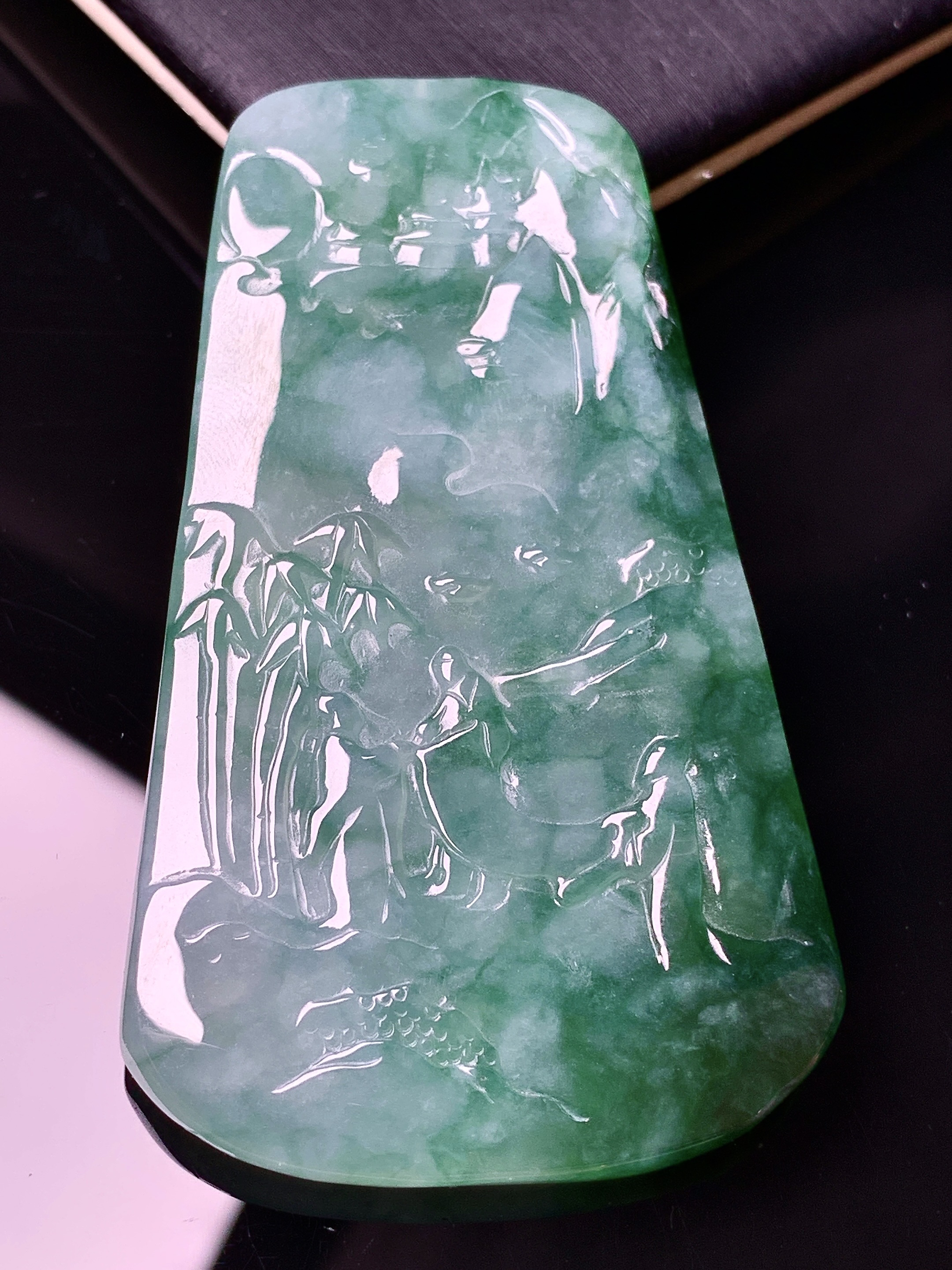 飘绿山水牌子吊坠 玉质细腻 色泽艳丽清新 水润亮眼 整体尺寸51.8*36.5*4.5