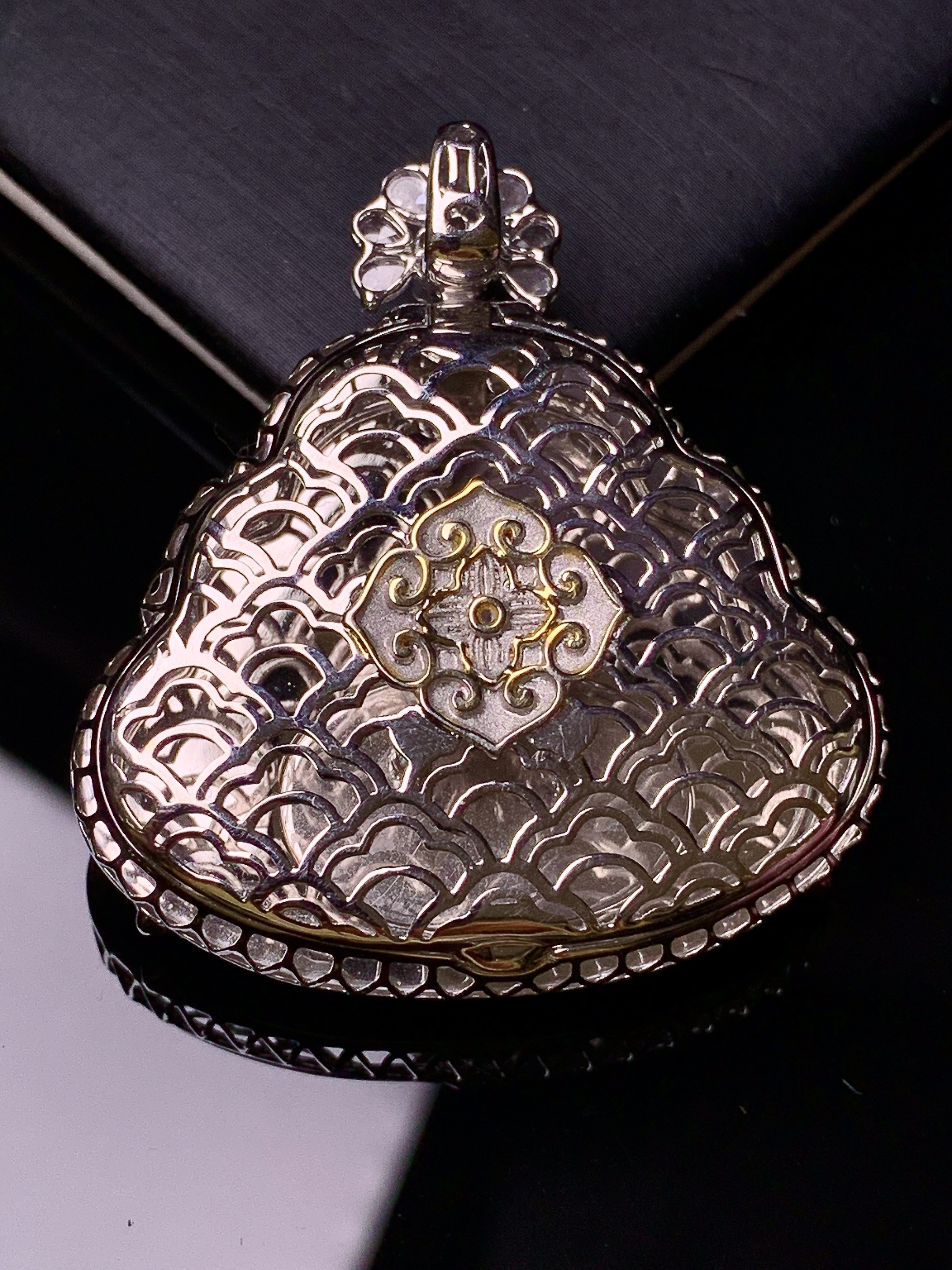 18k金钻镶嵌飘绿佛公吊坠 玉质细腻 色泽艳丽清新 水润亮眼 整体尺寸42*38.6*11