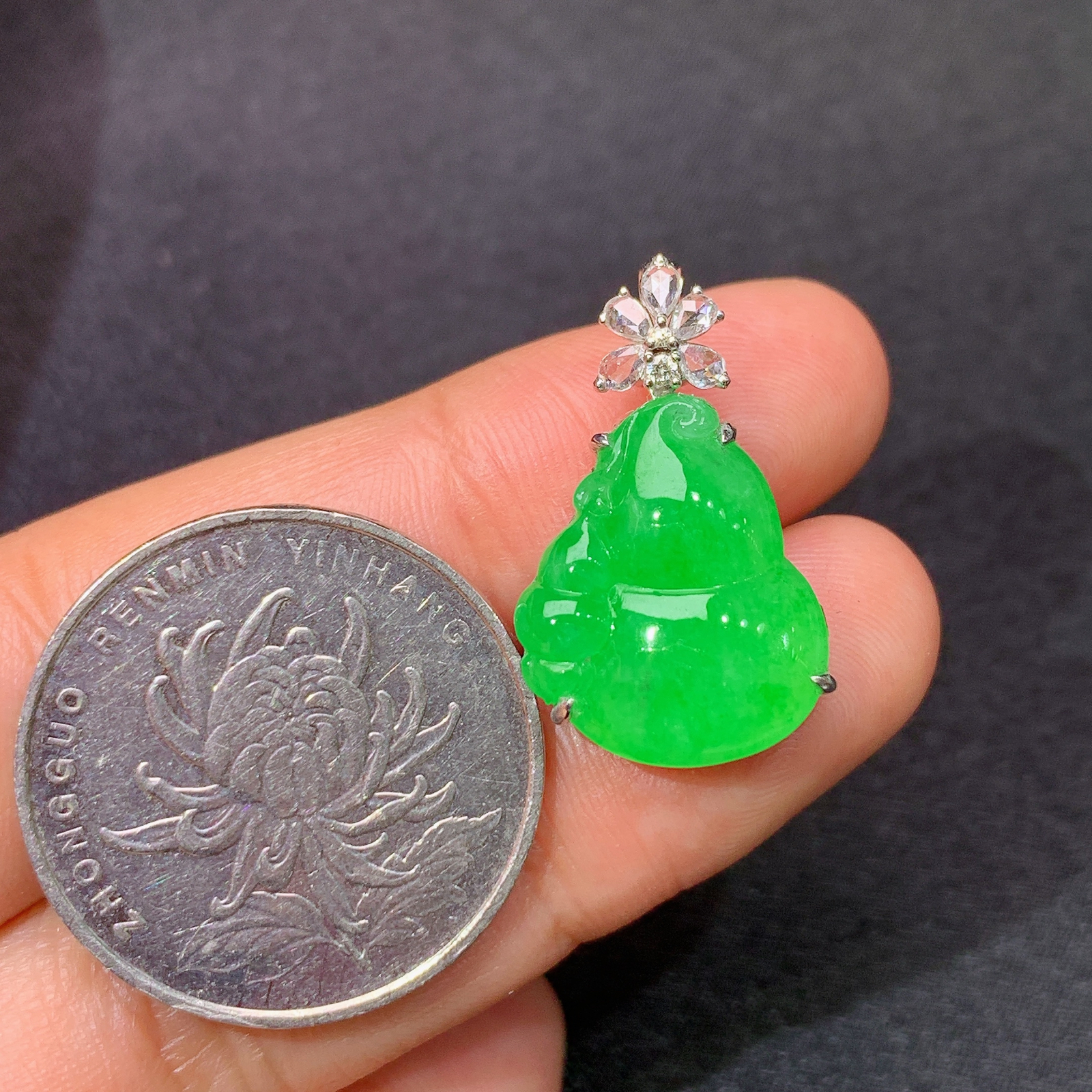冰阳绿葫芦吊坠，18k金镶嵌，冰润色阳，玉质细腻，种水足，Cr 尺寸23.6*14*6.1