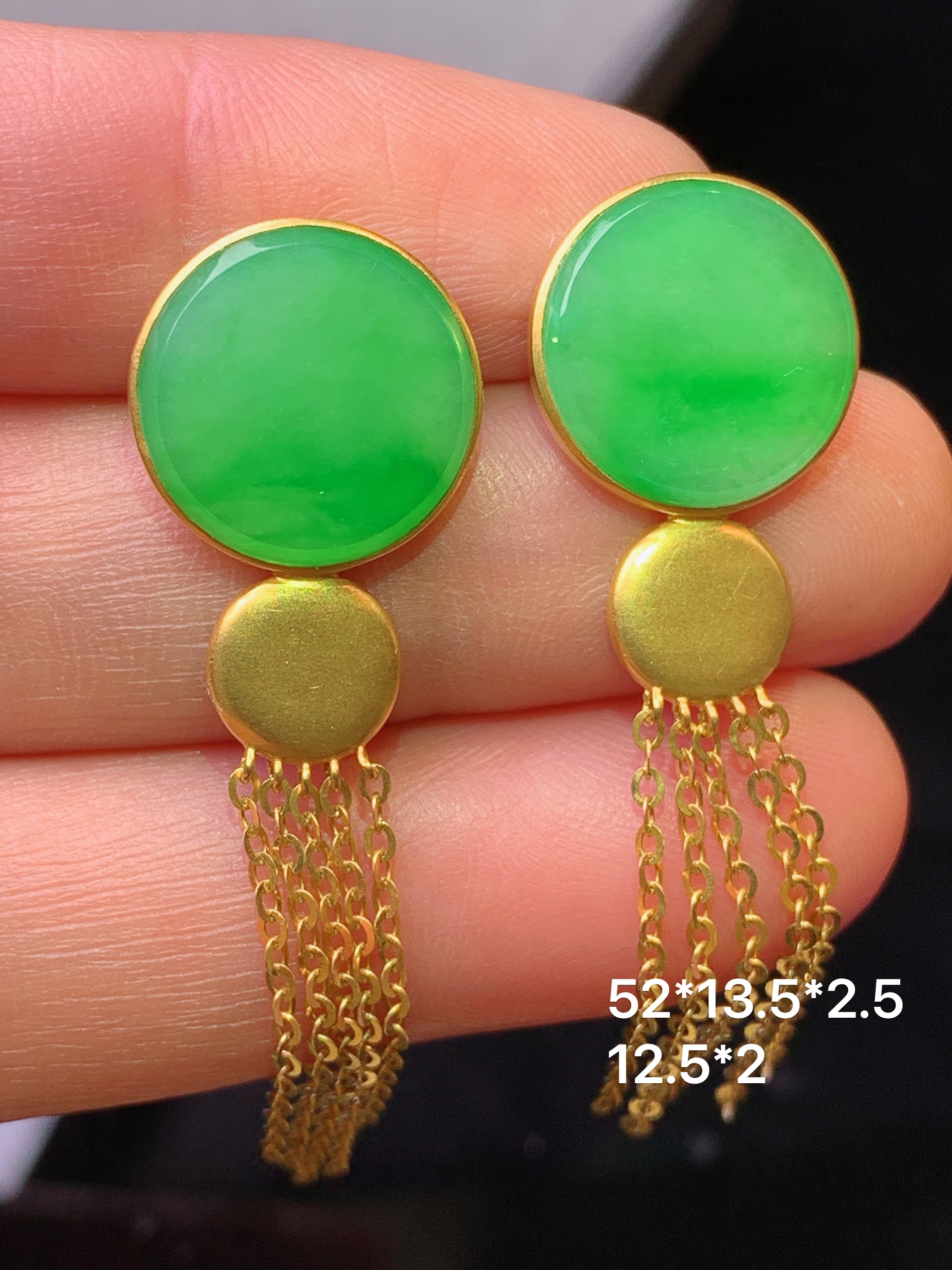 18k金镶嵌翠绿平安扣耳坠 玉质细腻 色泽艳丽清新 水润亮眼 整体尺寸52*13.5*2.5