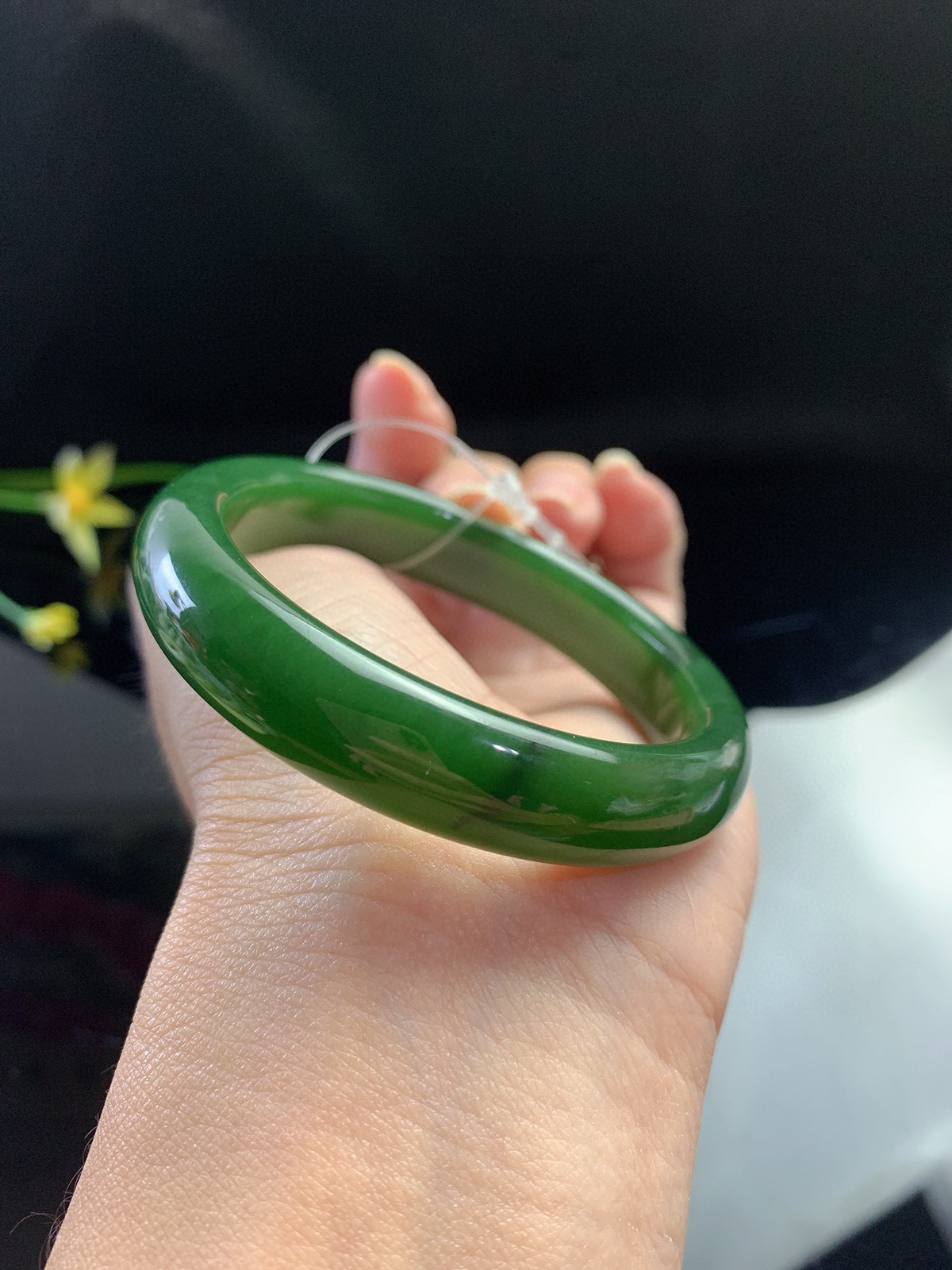 和田玉碧玉52圈口菠菜绿手镯，圈口52宽11.8重40.3克，精品黑皮7号料，玉质细腻油润 底色纯净 无裂无棉 脂粉好，品质