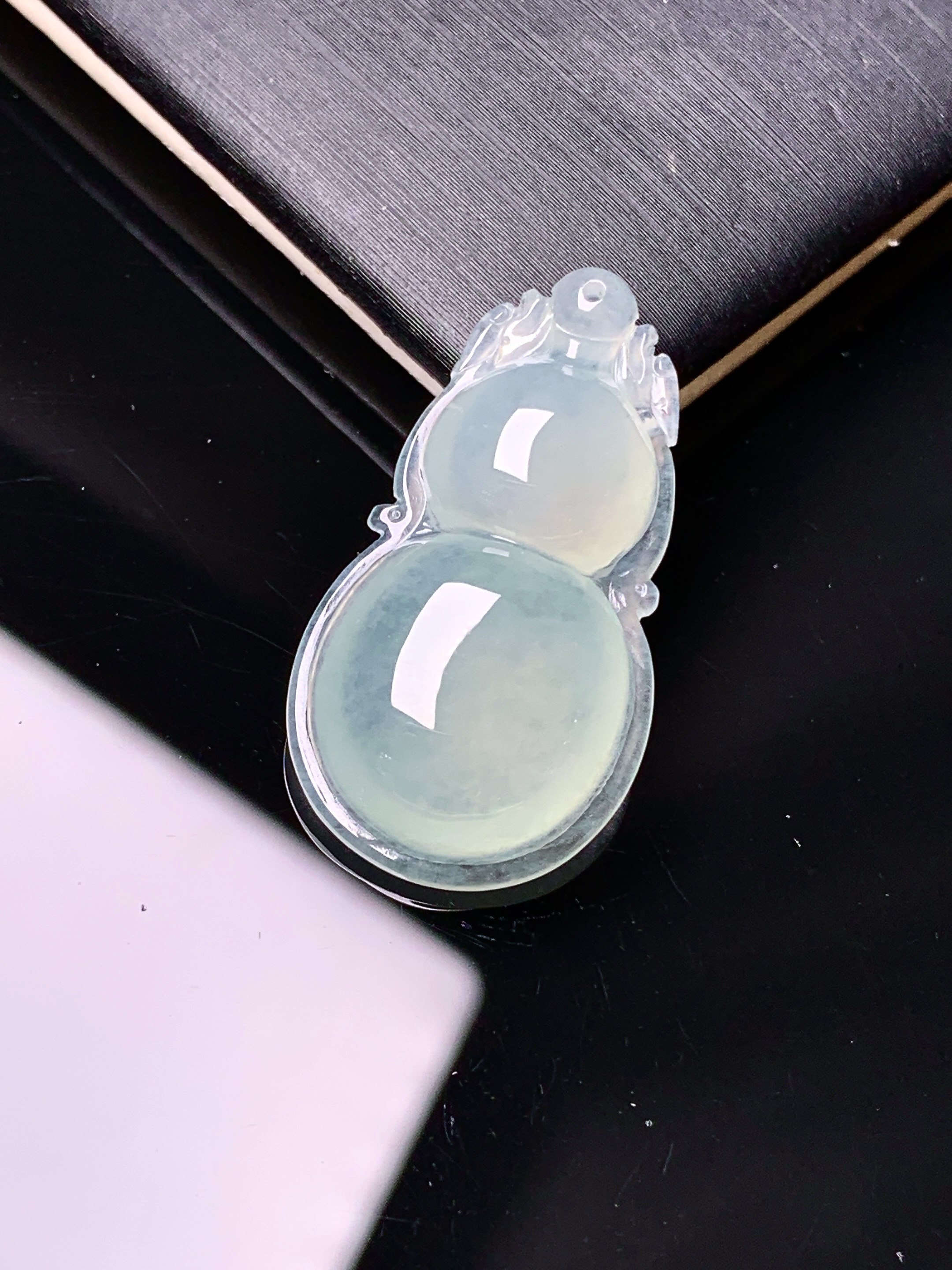 冰种葫芦吊坠 玉质细腻 色泽艳丽清新 水润亮眼 整体尺寸28.5*15.6*5.6