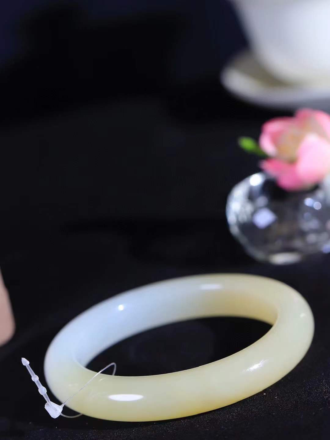 【花样年华·手镯】

精品和田玉糖白玉手镯，质地油润细腻，色泽高贵典雅，镯型古朴典雅。在诗情画意的雨巷相遇，你是我腕间的一抹风情，有你眸有深情，清风荡漾湖间静水，我愿俯身低眉，在烟波涟漪处，寻你深情倩影。内径60mm尺寸12.4-10mm 重68.7克fDT-7831941