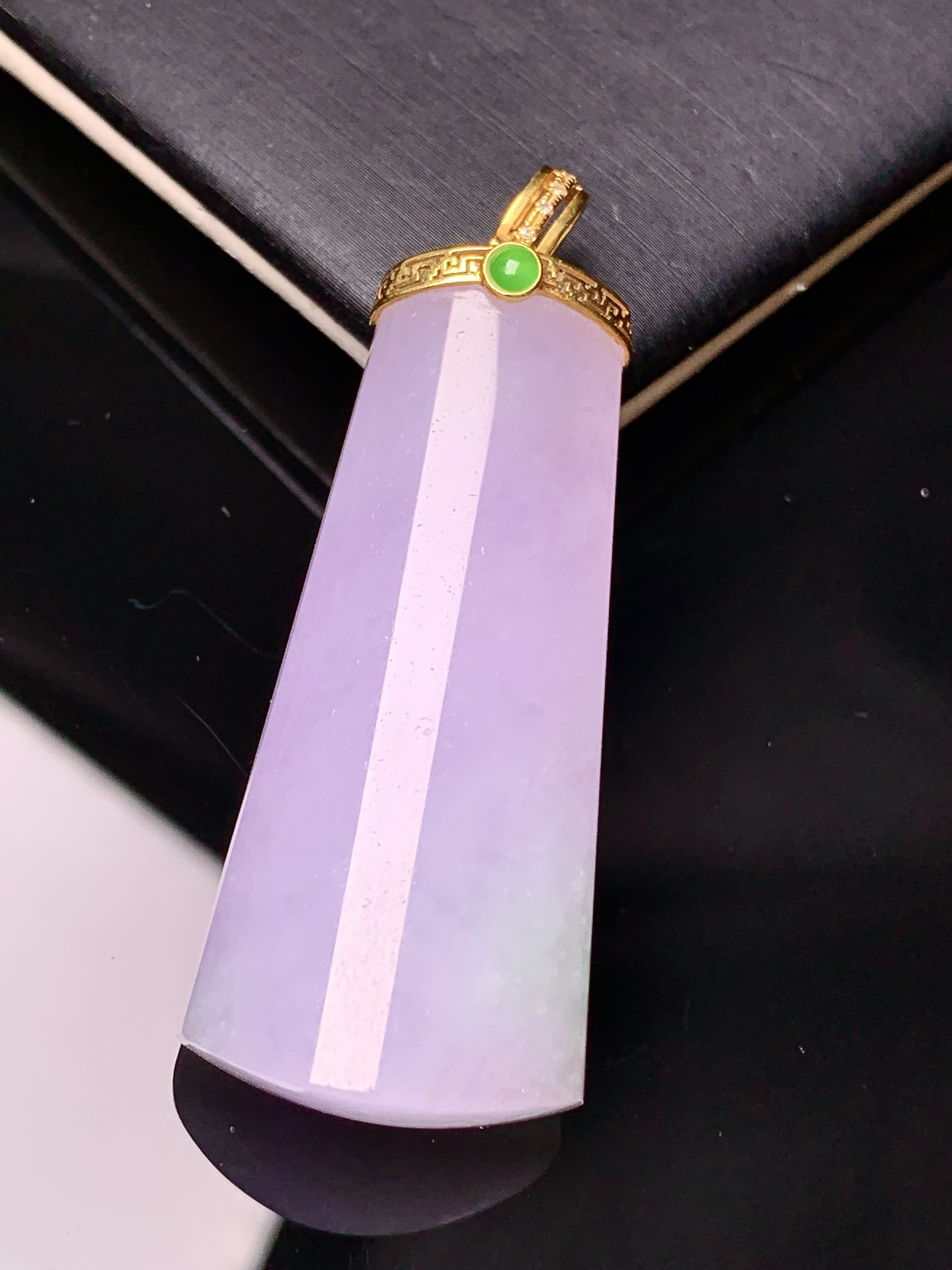 18k金钻镶嵌紫罗兰玉柱吊坠 玉质细腻 色泽艳丽清新 水润亮眼 整体尺寸49.3*19.3*10.3