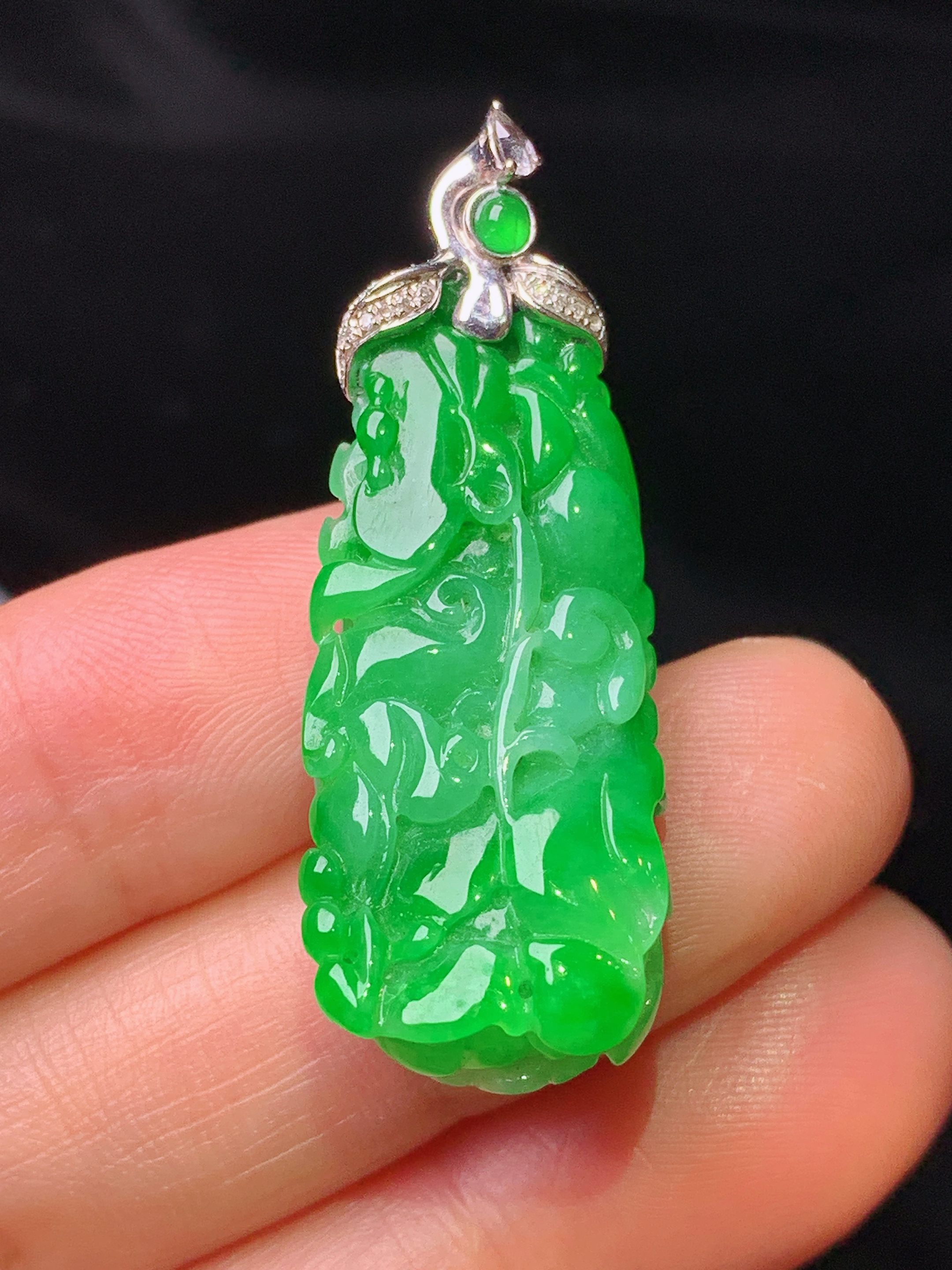 18k金钻镶嵌翠绿白菜吊坠 玉质细腻 色泽艳丽清新 水润亮眼 整体尺寸39*13.8*10.8