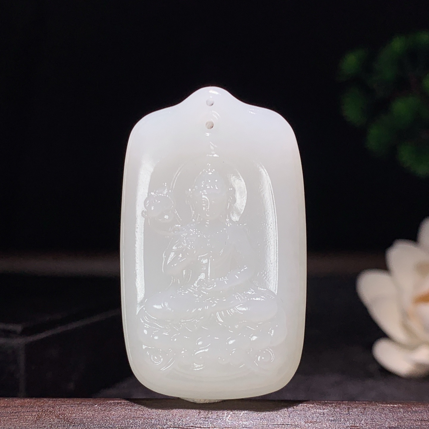 新疆和田玉羊脂玉座莲观音挂件。尺寸50/30/10重31克。玉质细腻油润。手推出油。佩戴高端典雅。l