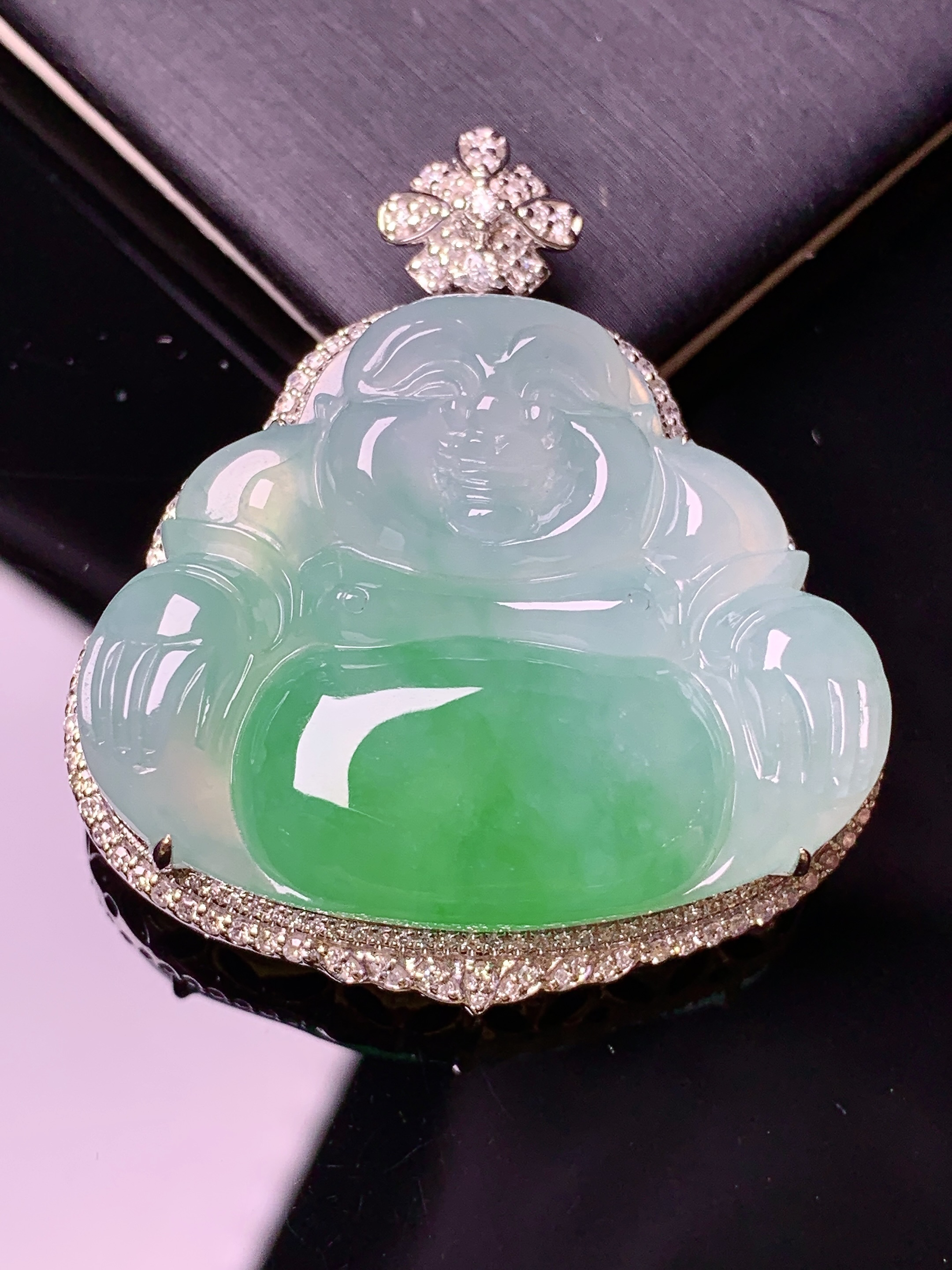 18k金钻镶嵌飘绿佛公吊坠 玉质细腻 色泽艳丽清新 水润亮眼 整体尺寸43.5*38.2*12