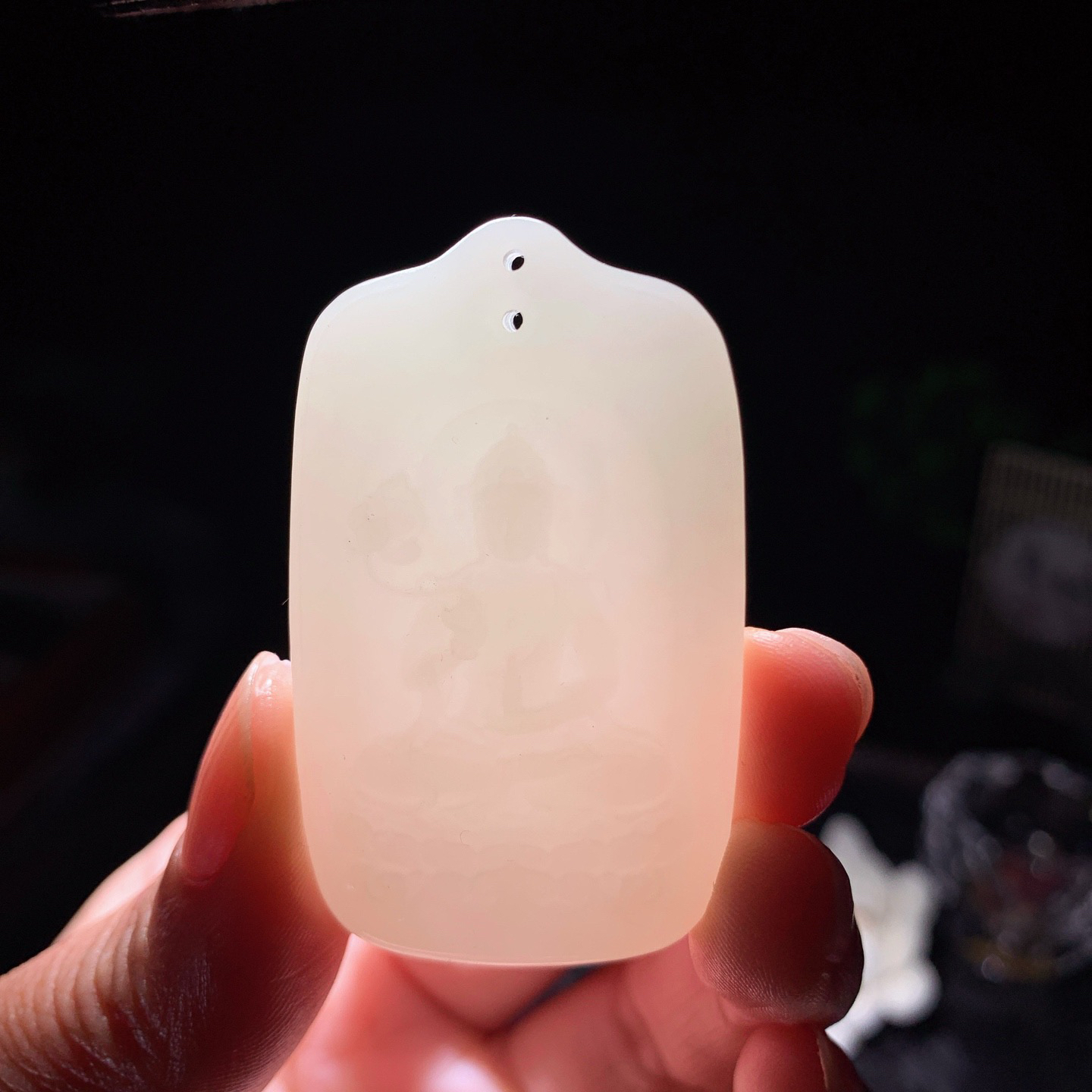 新疆和田玉羊脂玉座莲观音挂件。尺寸50/30/10重31克。玉质细腻油润。手推出油。佩戴高端典雅。lt260309