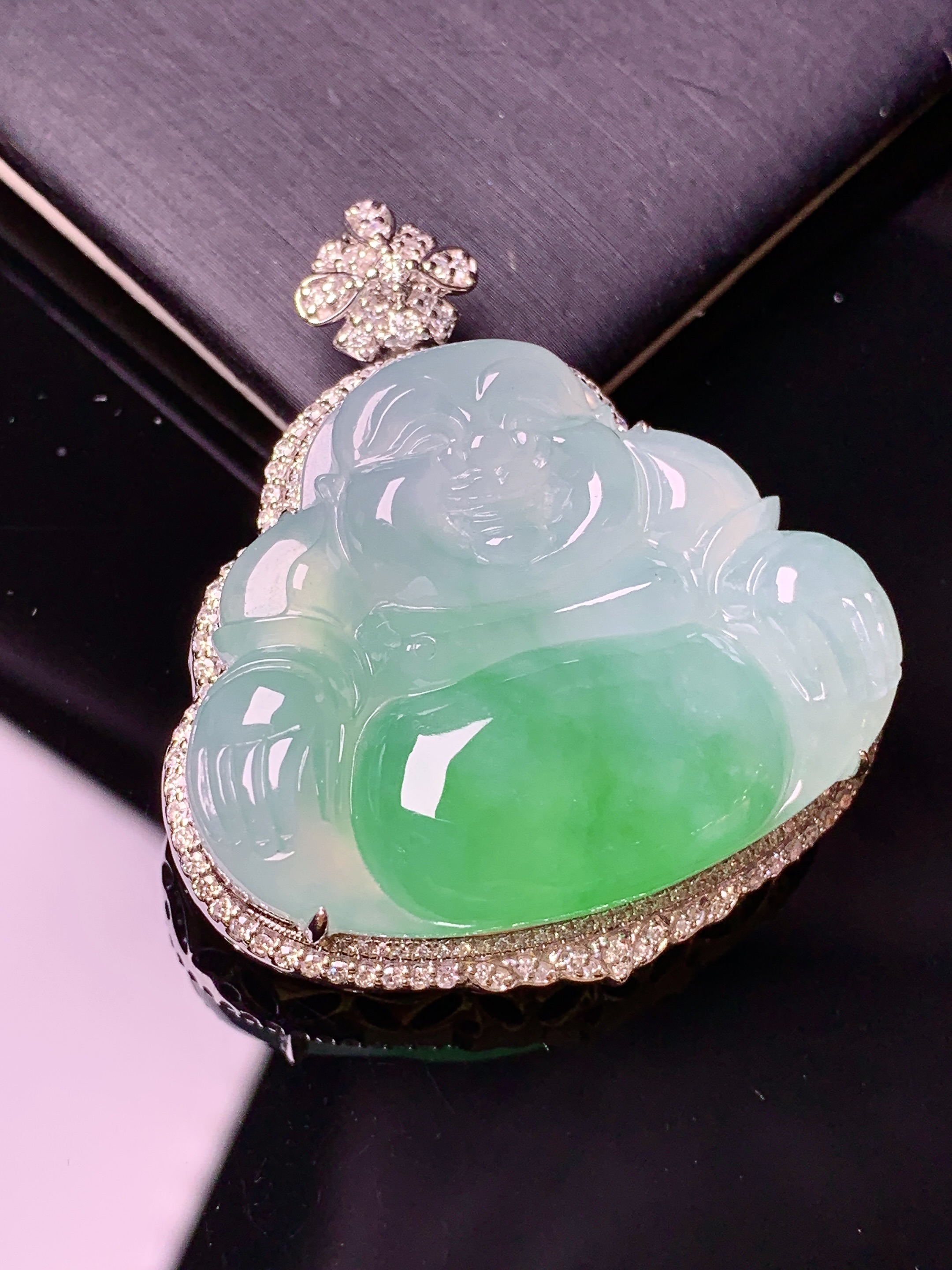 18k金钻镶嵌飘绿佛公吊坠 玉质细腻 色泽艳丽清新 水润亮眼 整体尺寸43.5*38.2*12