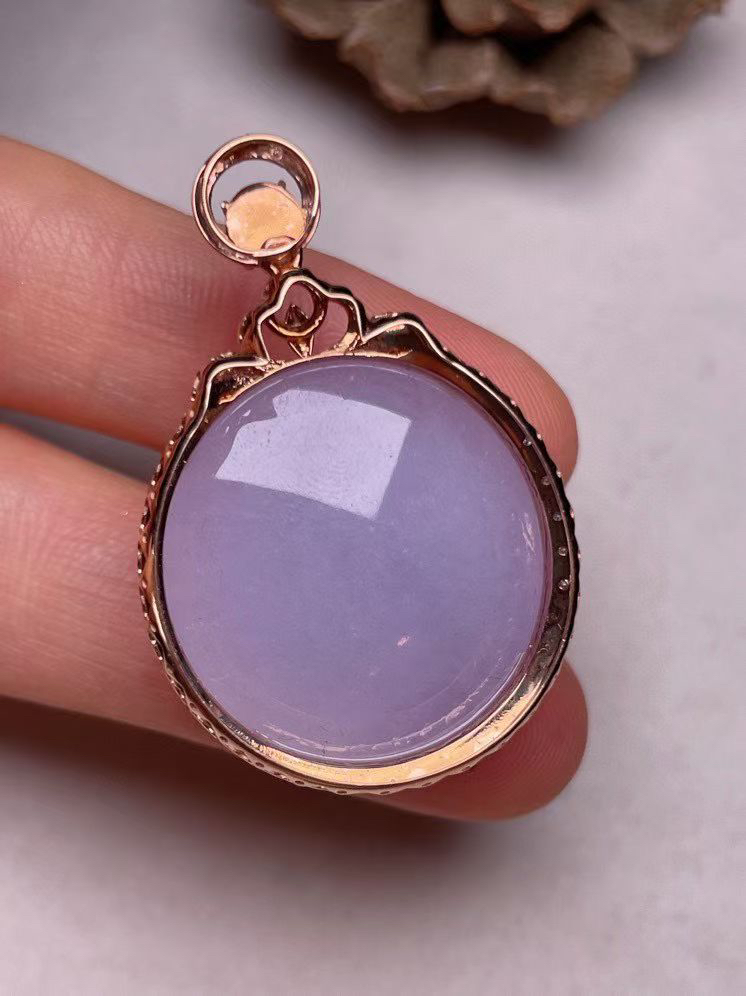 冰糯种紫罗兰大蛋面吊坠，真金真钻镶嵌，种水好，玉质细腻 .裸石尺寸 22.0