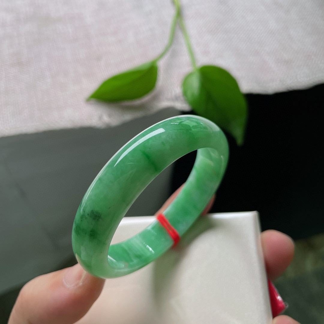 54.5绿底贵妃，满色匀称，洋溢着青春的气息，莞莞类卿，完美