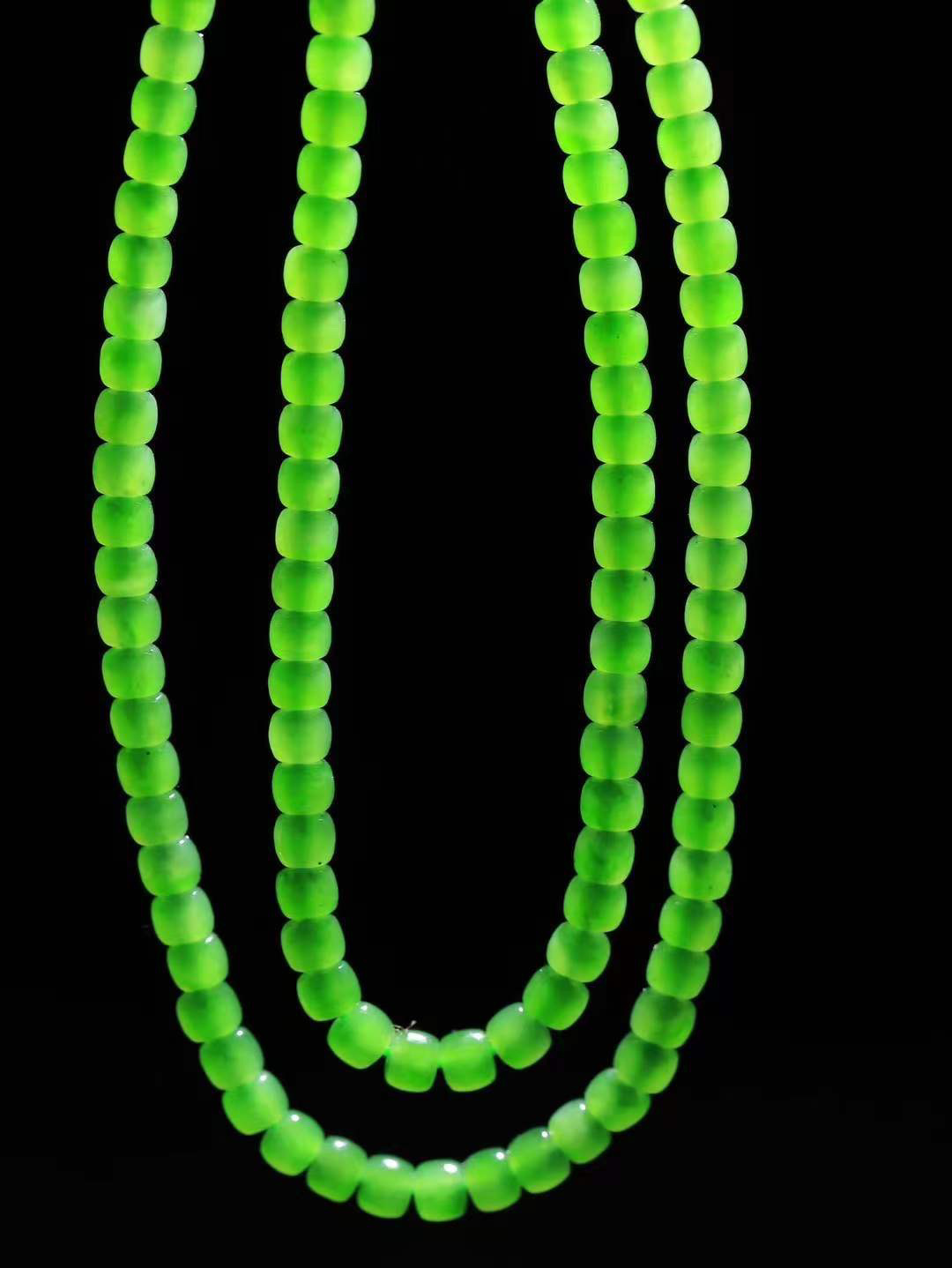 （老型珠珠.项链）

精品️和田玉碧玉老型珠项链，玉质细腻油润 饱满光滑 质朴无华，悠远简单，人心境界远，百世修炼深，心灵常驻善意持，觉悟人生百世修。
重26.5克    尺寸取一4.1-5mm    1028300A