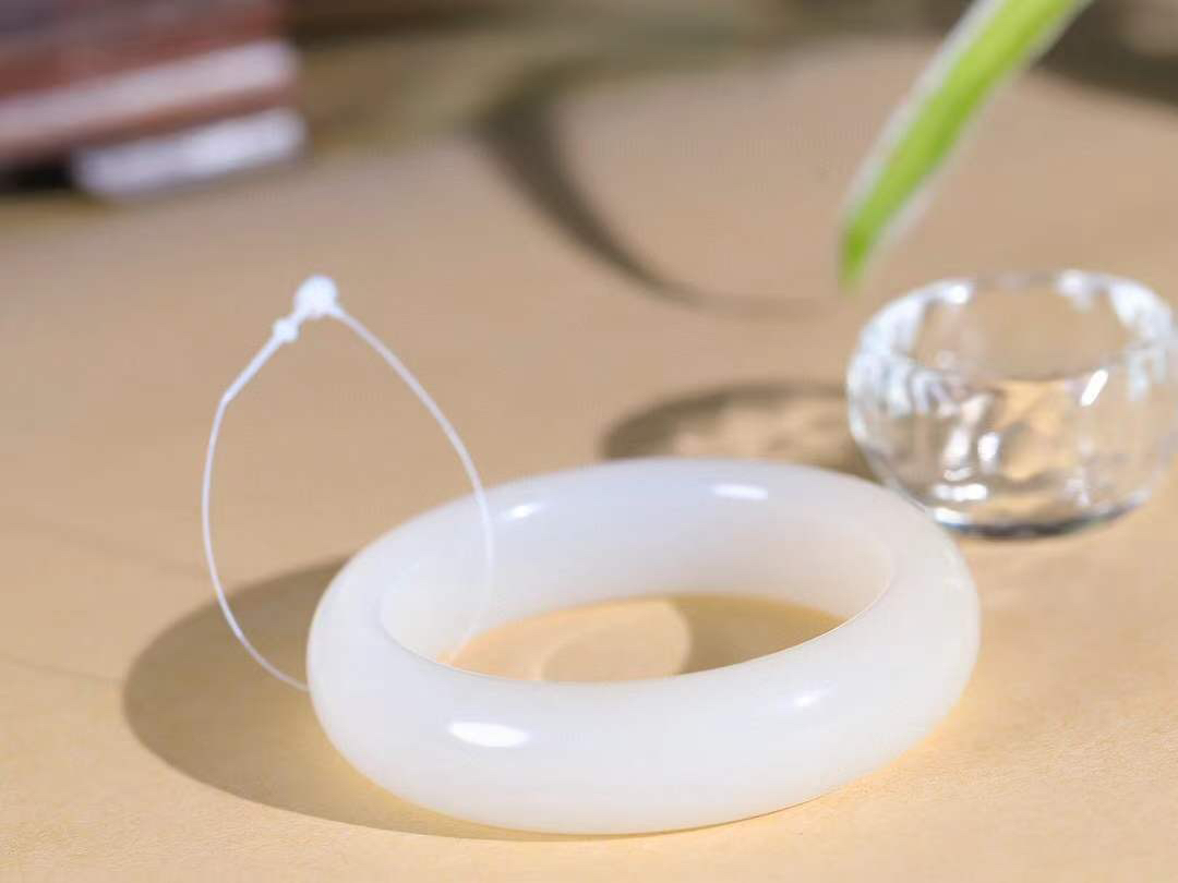 【情有独钟.手镯】

精品和田玉白玉手镯 玉质温润细腻 油性十足 手感舒适，高华雅逸，线条流畅，简约大气，美自天成，素雅高贵。佩戴于腕间，婉约之美，举手投足间透出那低调奢华。重75.2克 内径52.5mm 尺寸16-9.8mm   FDT-7935995