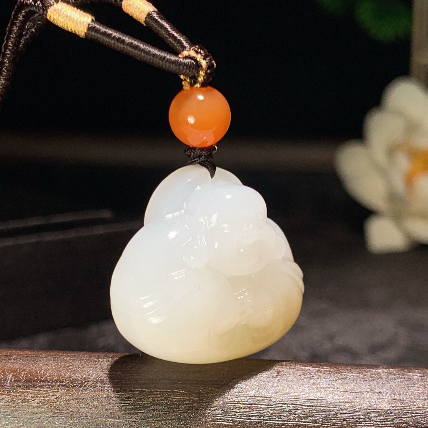 新疆和田玉白且末糖佛引福来挂件。尺寸23/25/14重14.8克。玉质细腻油润。手推出油。佩戴高端典雅。lt260309