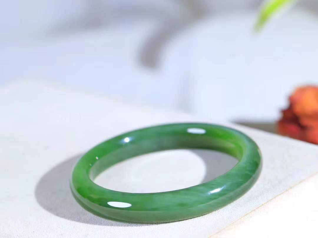 【碧波流转·手镯】

精品和田玉碧玉手镯，玉质细腻温润，手感舒适，️线条流畅，简约大气，美自天成，佩戴于腕间，婉约之美，举手投足间透出那份低调奢华，醉人心扉。
重47克 内径圈口57mm尺寸11.2-8.5mm  FDA-1325308