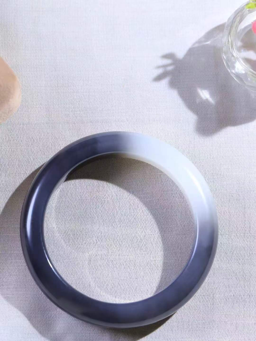 【柔情素语·手镯】

精品和田玉烟紫白玉双色手镯，玉质细腻温润，手感舒适，️线条流畅，简约大气，美自天成，佩戴于腕间，婉约之美，举手投足间透出那份低调奢华，醉人心扉。重69克 内径圈口57.5mm  尺寸13.8-9.7mm   FDA-5520303