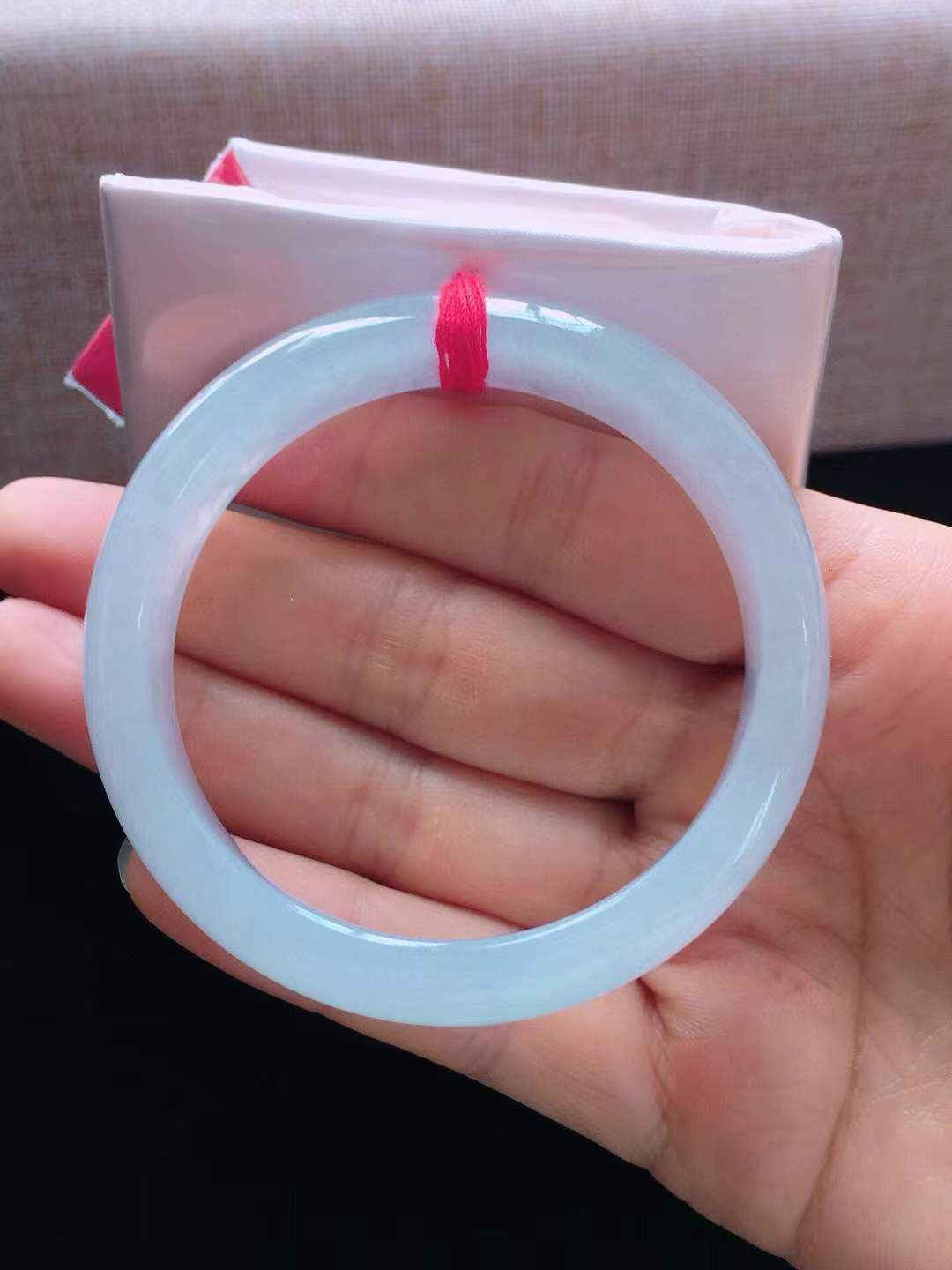 【翡翠名称】老坑种白冰53.5正圈口手镯
【翡翠尺寸】53.5*12*7mm适合52.5-55正圈口佩戴
【翡翠描述】宝贝种老水足，玉质细腻，色泽靓丽，性价比高，佩戴效果好！
【其它赠送】权威证书/精美挂绳盒子/支持全国复检