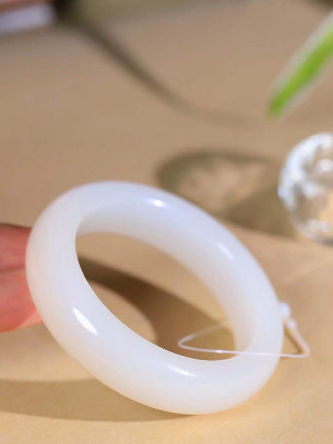 【情有独钟.手镯】

精品和田玉白玉手镯 玉质温润细腻 油性十足 手感舒适，高华雅逸，线条流畅，简约大气，美自天成，素雅高贵。佩戴于腕间，婉约之美，举手投足间透出那低调奢华。重75.2克 内径52.5mm 尺寸16-9.8mm   FDT-7935995