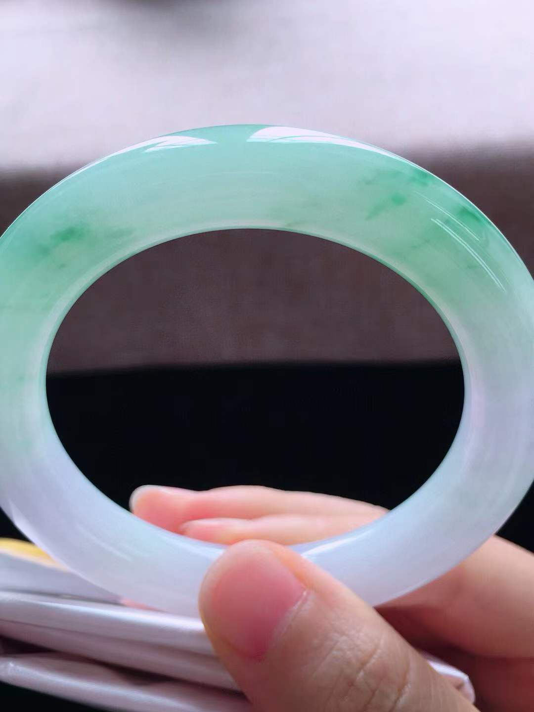 【翡翠名称】老种冰紫飘花54圈口圆条手镯
【翡翠尺寸】54*10.8*10.8mm适合54-56正圈