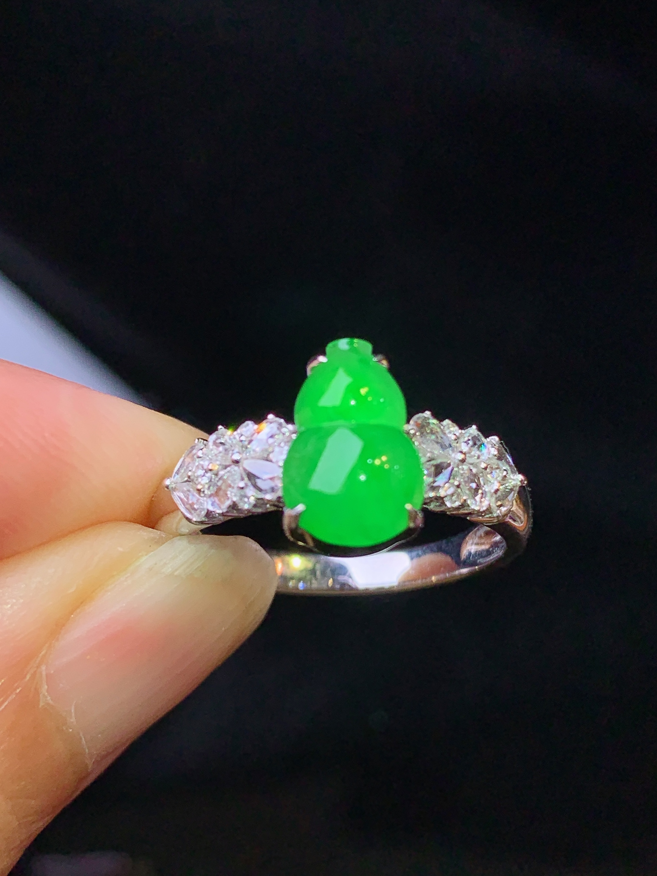 18k金钻镶嵌满绿葫芦戒指 玉质细腻 色泽艳丽清新 水润亮眼 圈口13 整体尺寸9.6*6.5*2.