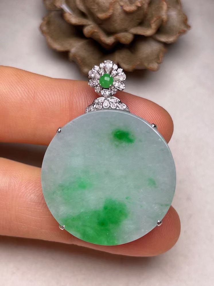 冰种飘绿平安扣吊坠、真金真钻镶嵌，种水好，玉质细腻 .裸石尺寸 26.7.