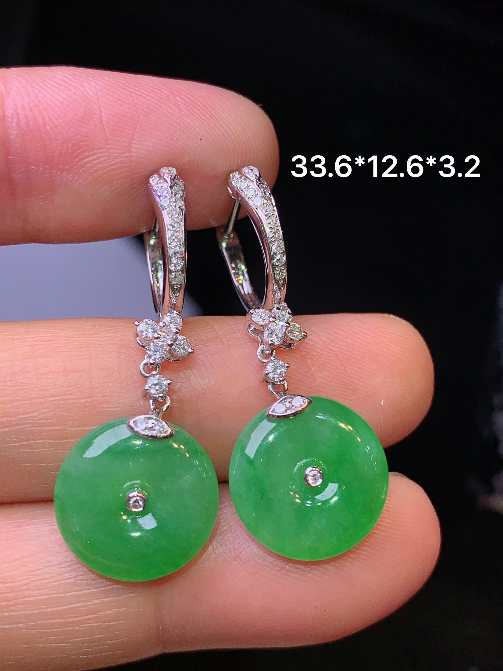 18k金钻镶嵌满绿平安扣耳坠 玉质细腻 色泽艳丽清新 水润亮眼 整体尺寸33.6*12.6*3.2