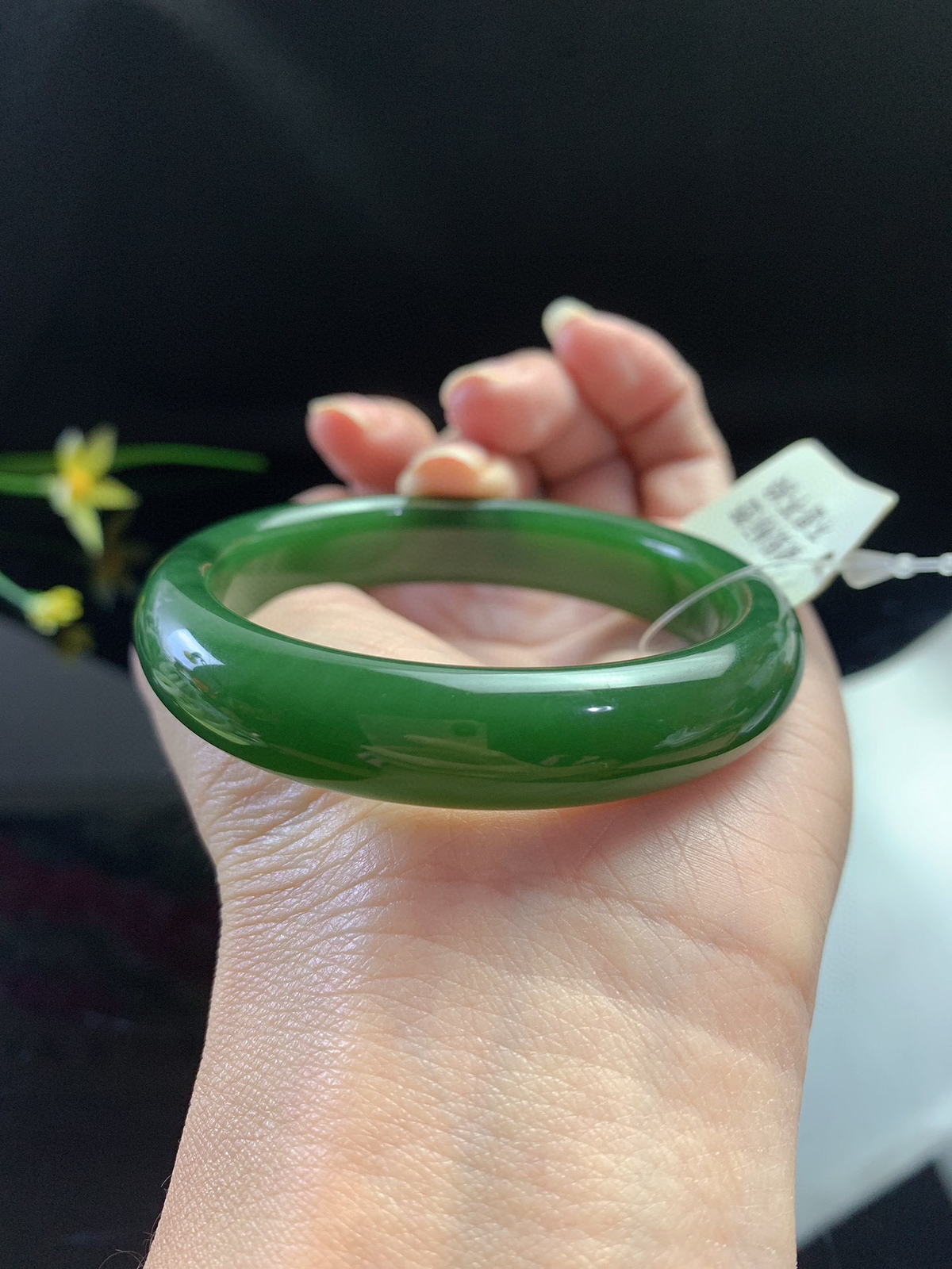 和田玉碧玉52圈口菠菜绿手镯，圈口52宽11.8重40.3克，精品黑皮7号料，玉质细腻油润 底色纯净