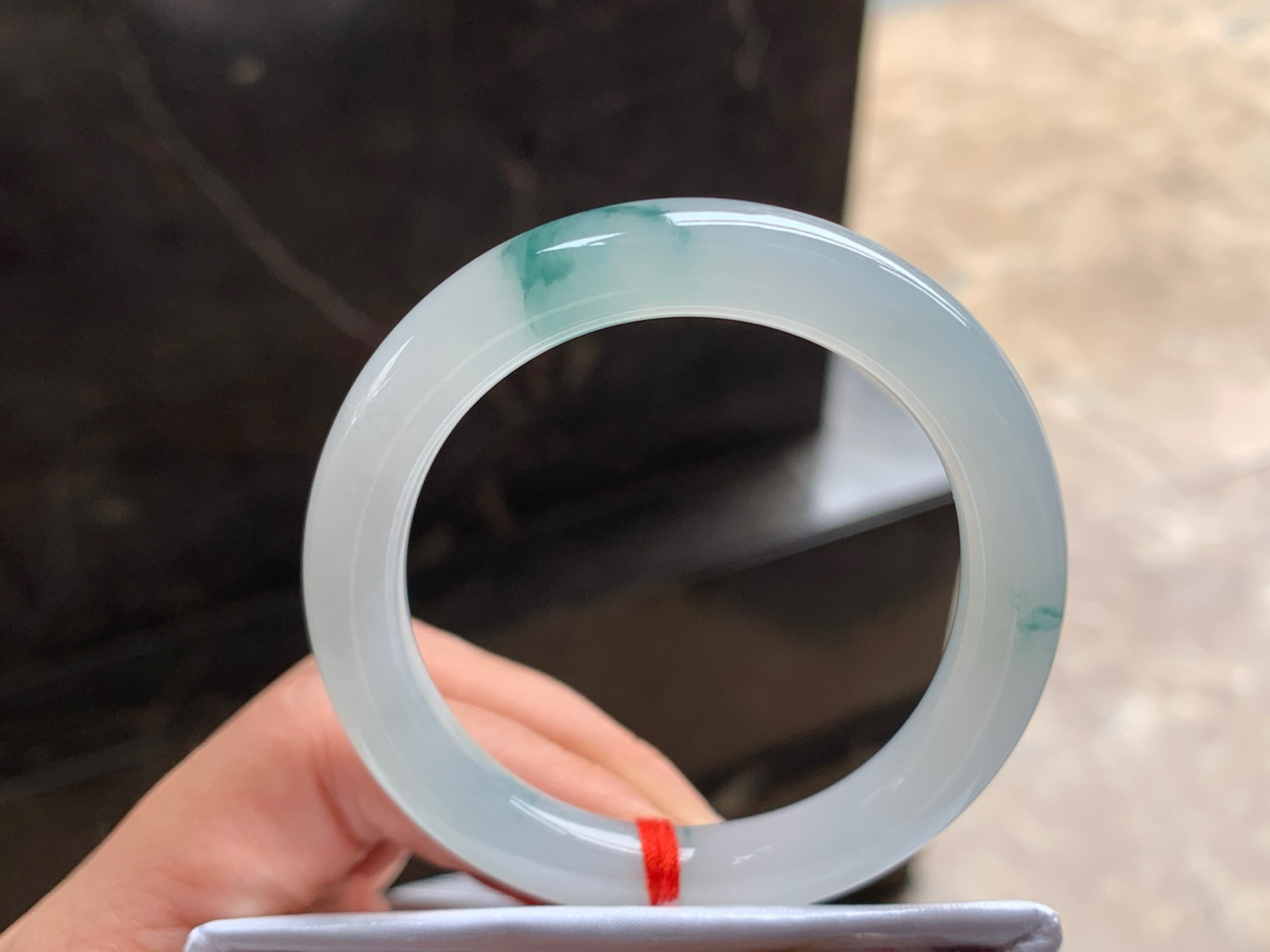 52.5-8.9

冰蓝花贵妃手镯^_^清新 正圈50可以带