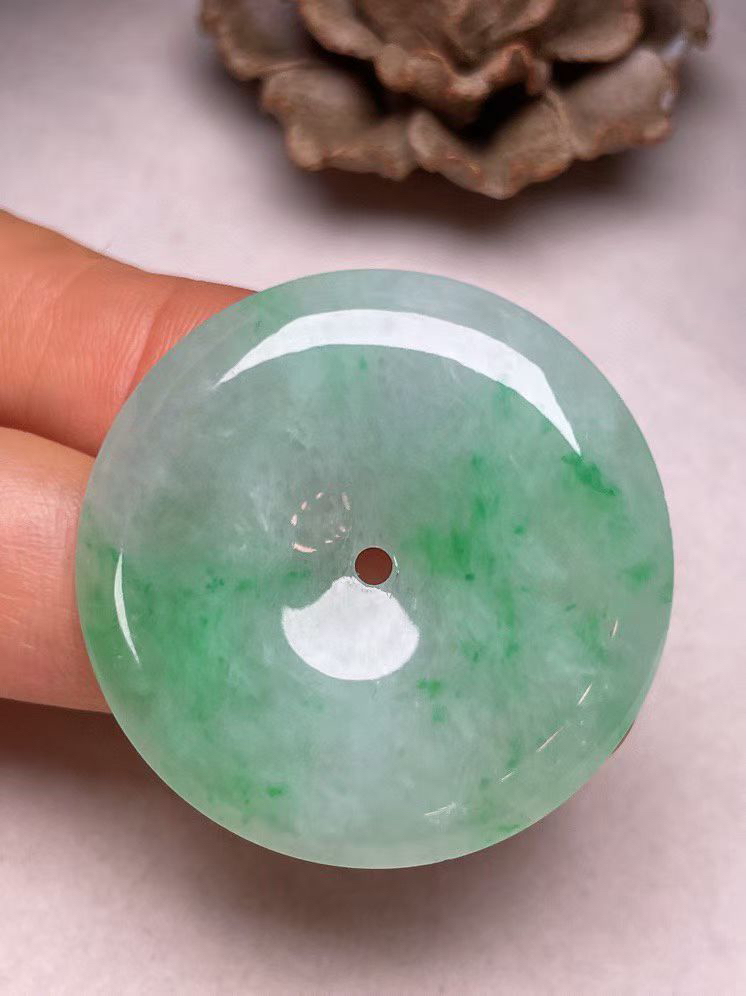 冰糯种飘绿【平安扣】吊坠，种水好，玉质细腻 ，卖相好