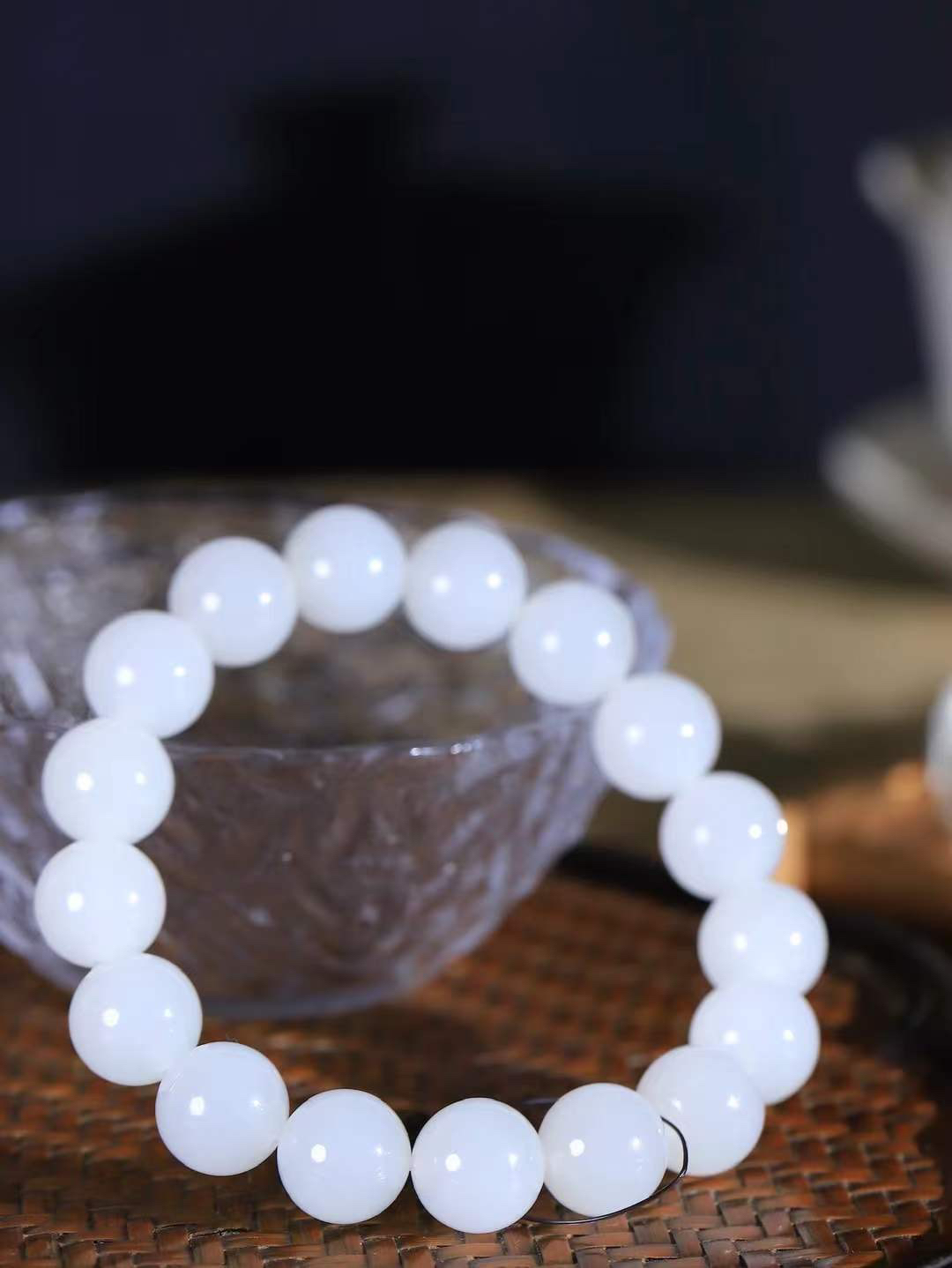 【珠圆玉润.手串】

精品️和田玉白玉珠圆玉润手串 玉质温润细腻  整串打磨圆润，佩戴舒适。珠珠落玉盘，间关莺语花底滑，一生美好时光，无论身在何处，都有它相伴相守。事事顺遂，幸福美满，吉祥如意。重45.5克 尺寸取一12mm FDT-1635913