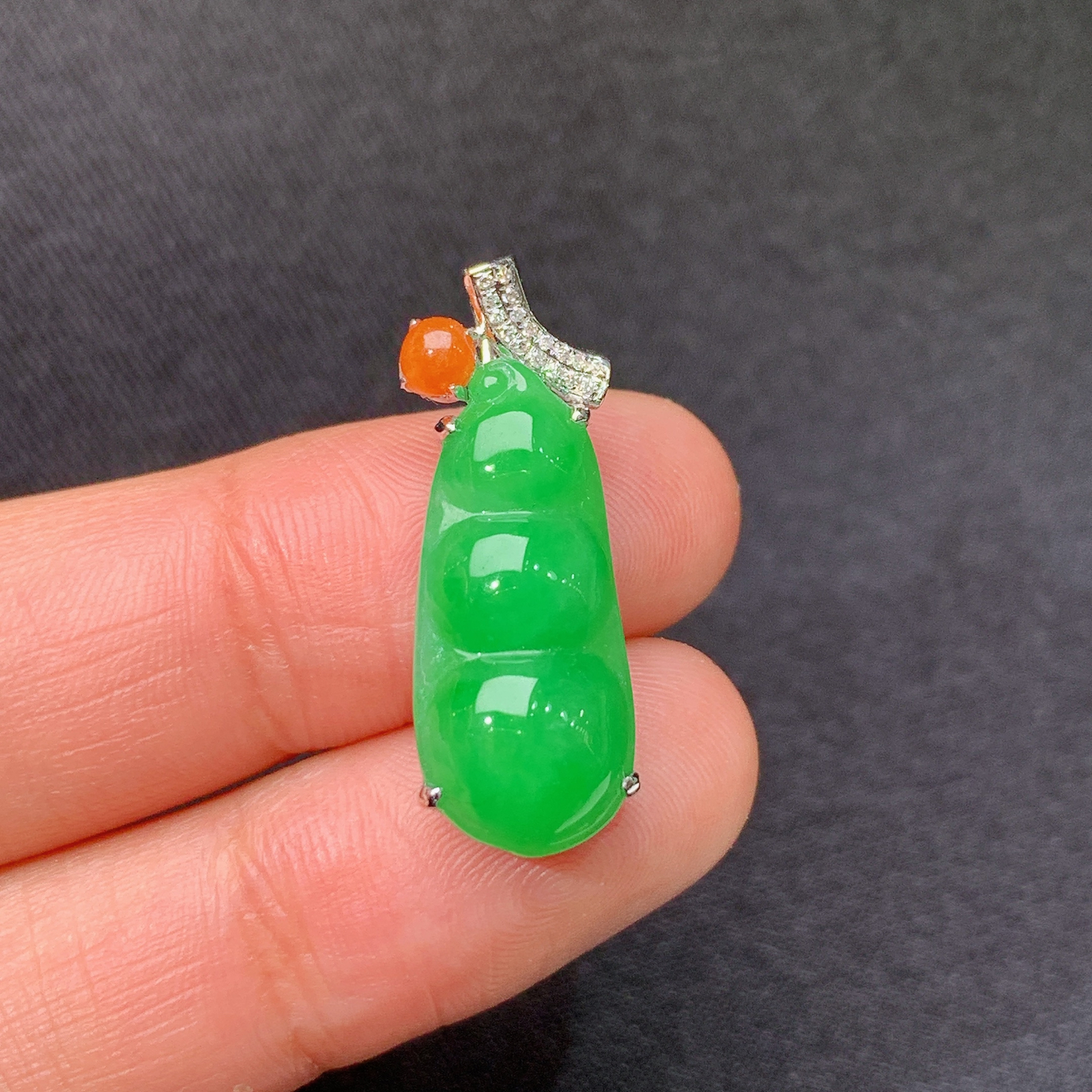 阳绿福豆吊坠，18k金镶嵌，冰润色阳，玉质细腻，种水足，Yt 尺寸25.8*9.6*6.9