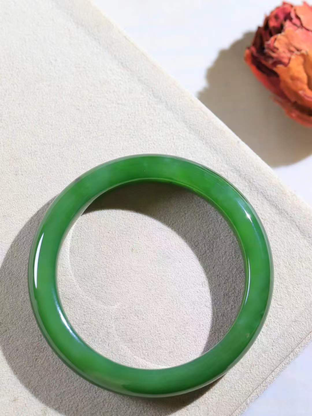 【碧色荡漾·手镯】

精品和田玉碧玉手镯，玉质细腻温润，手感舒适，️线条流畅，简约大气，美自天成，佩戴于腕间，婉约之美，举手投足间透出那份低调奢华，醉人心扉。重54克  内径圈口57mm  尺寸11.5-9mm  FDA-6624333