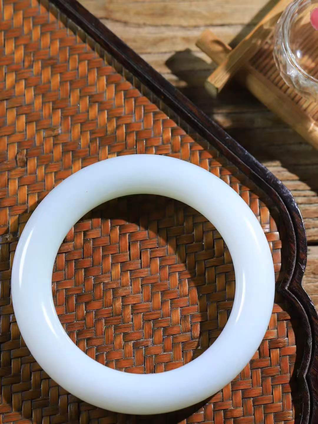 【玉佳人·手镯】

精品和田玉白玉手镯 ，玉质细腻油润，做工细致精美，端庄素雅，亭亭玉立，芊芊素手。芊芊素手，怎能忘镯？秀美圆条，更显婀娜。内径57.5mm 尺寸13-12.5mm重84.2克6920360A