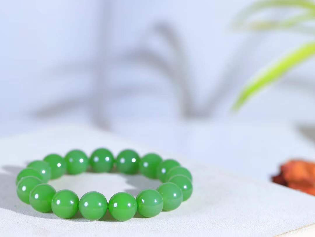 【珠圆玉润.手串】

收藏级️和田玉碧玉珠圆玉润手串 玉质温润细腻  整串打磨圆润，佩戴舒适。珠珠