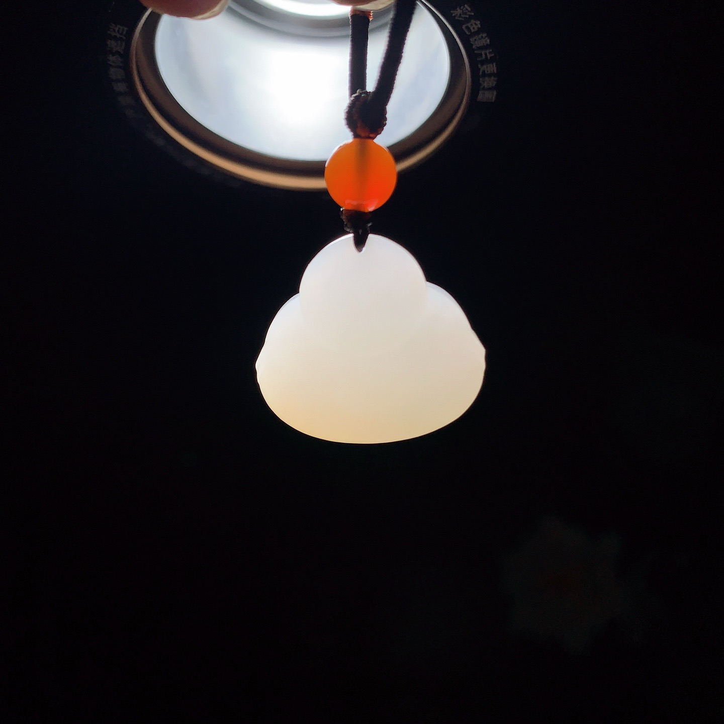 新疆和田玉白且末糖佛引福来挂件。尺寸23/25/14重14.8克。玉质细腻油润。手推出油。佩戴高端典雅。lt260309