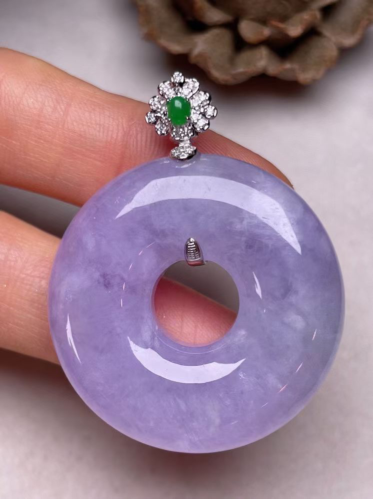 冰糯种紫罗兰平安扣吊坠，真金真钻镶嵌，种水好，玉质细腻 .裸石尺寸 34.0