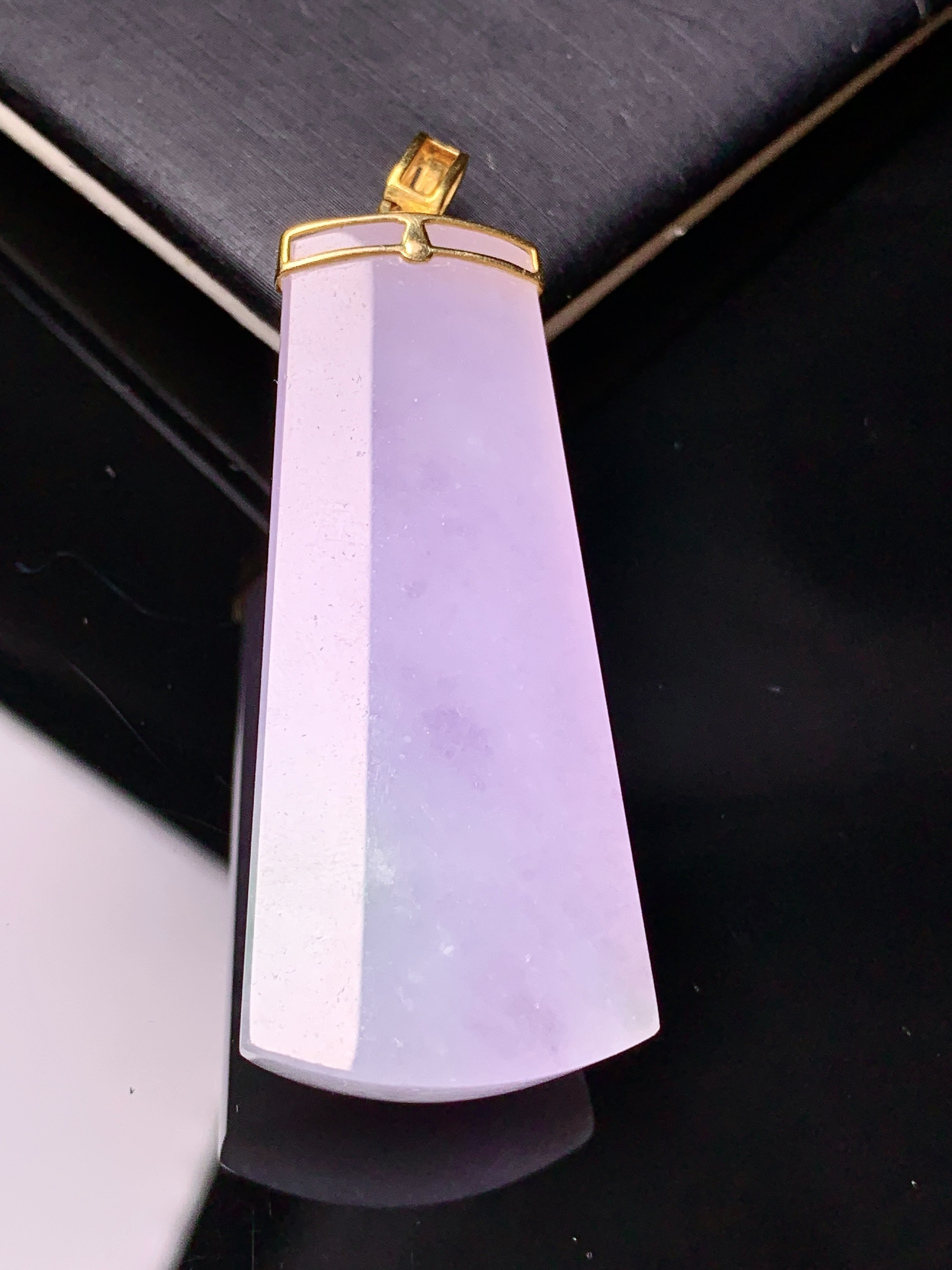 18k金钻镶嵌紫罗兰玉柱吊坠 玉质细腻 色泽艳丽清新 水润亮眼 整体尺寸49.3*19.3*10.3