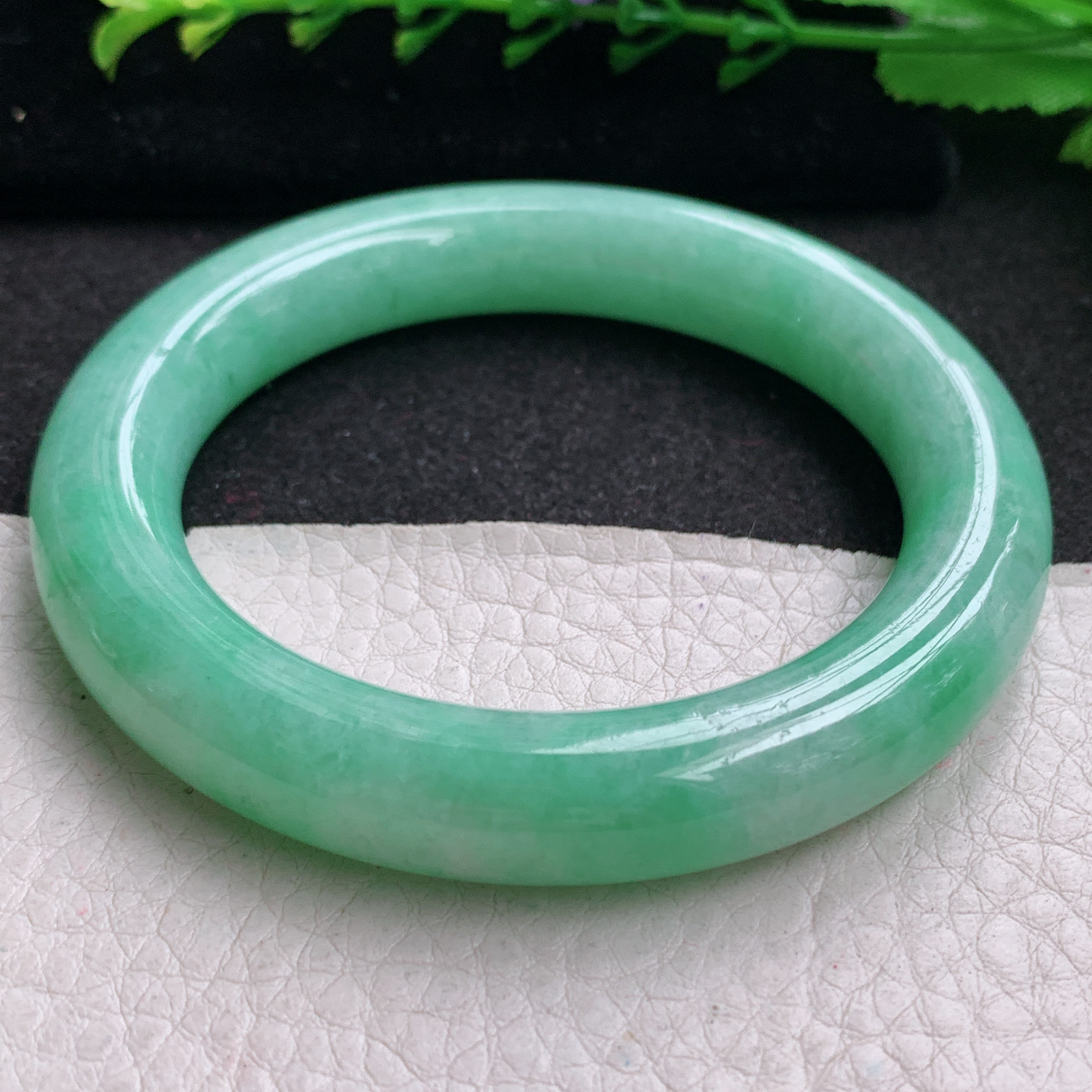 yh实拍55.5*11美人镯 天然缅甸翡翠A货玉手镯满绿圆条玉手环