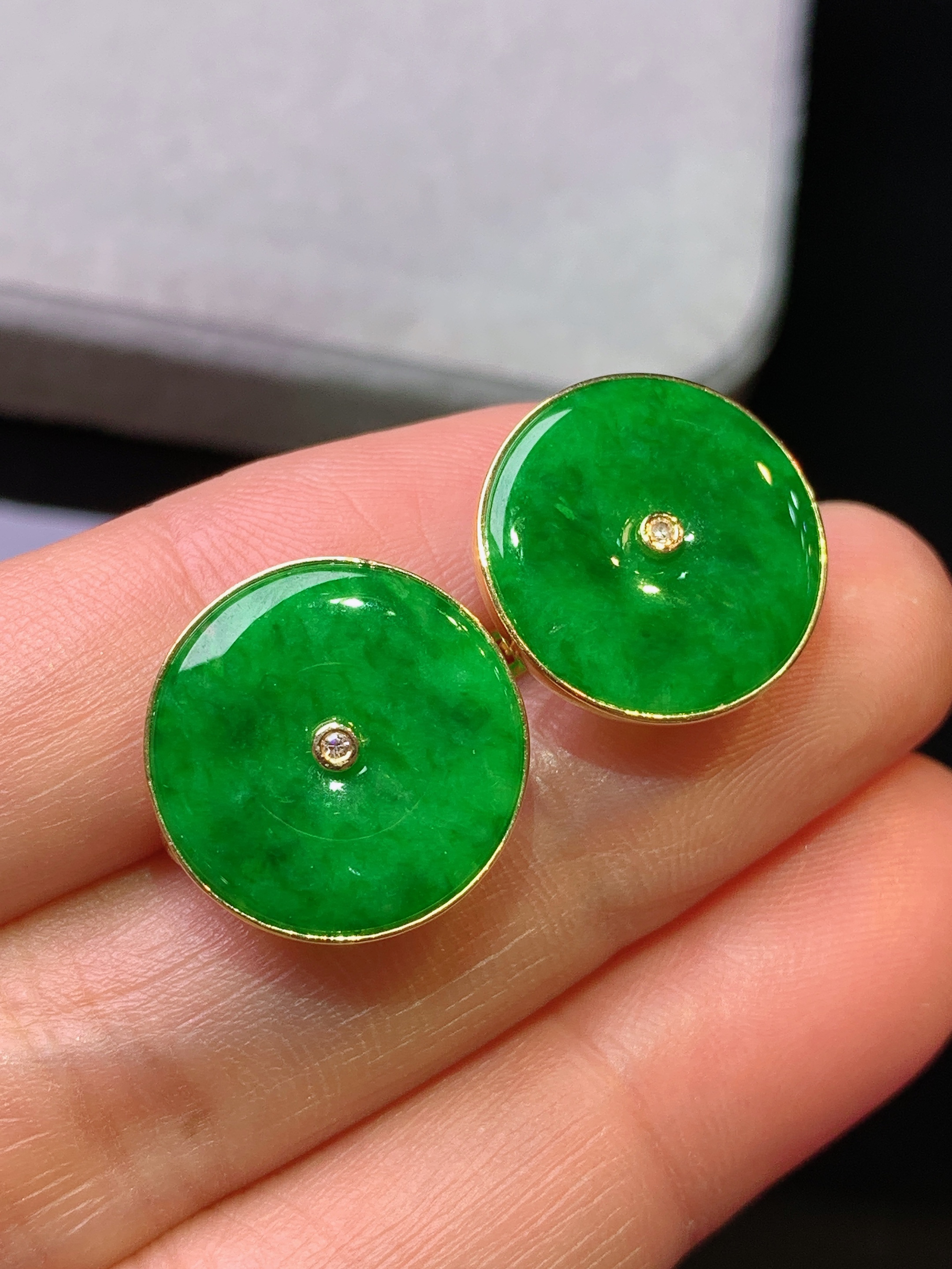 18k金镶嵌翠绿平安扣耳钉 玉质细腻 色泽艳丽清新 水润亮眼 整体尺寸15.5*2