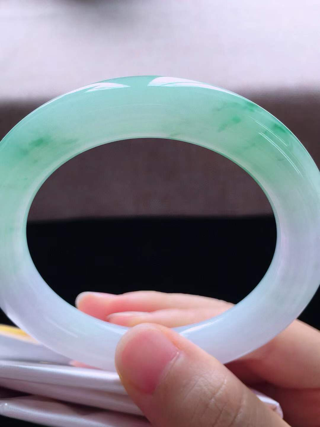 【翡翠名称】老种冰紫飘花54圈口圆条手镯
【翡翠尺寸】54*10.8*10.8mm适合54-56正圈口佩戴
【翡翠描述】宝贝种老水足，玉质细腻，色泽靓丽，性价比高，佩戴效果好！
【其它赠送】权威证书/精美挂绳盒子/支持全国复检