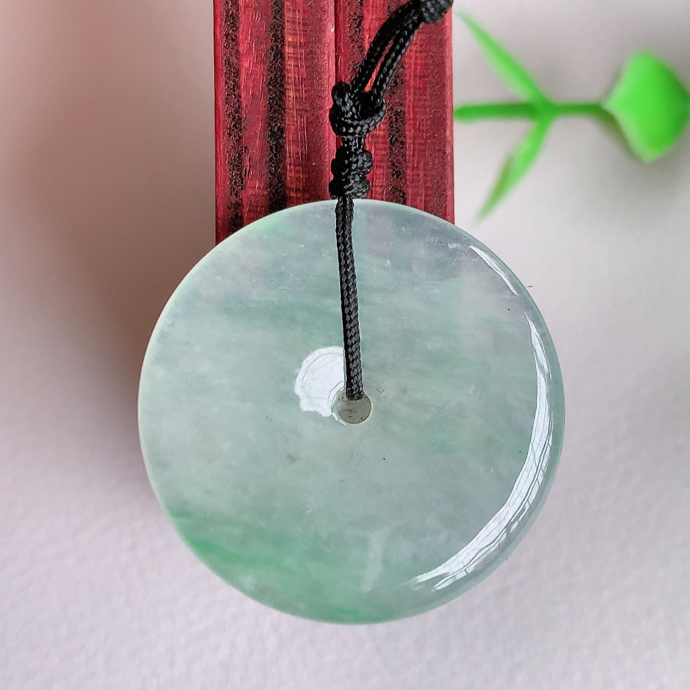 冰润飘花平安扣吊坠，厚装饱满，冰润剔透，细腻水足，种质润泽，飘花灵动，佩戴优雅大气，W141.9   尺寸：23.5-3.6mm