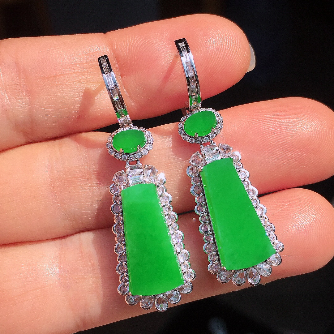 阳绿无事牌耳坠，色泽均匀艳丽，玉质细腻，荧光感超
强，饱满圆润，尽显优雅气质，18k
金豪华镶嵌