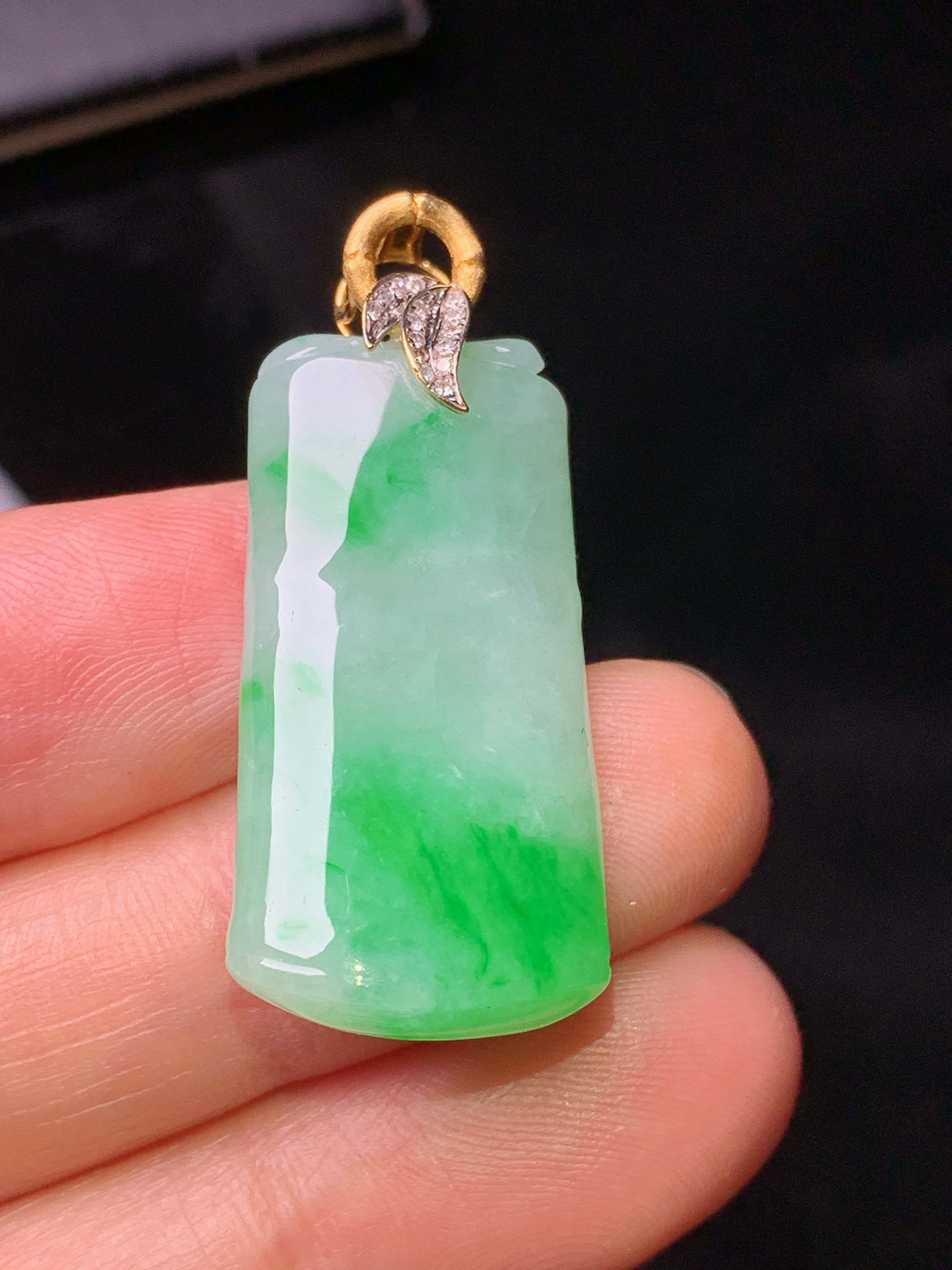 18k金钻镶嵌飘绿竹节吊坠 玉质细腻 色泽艳丽 整体尺寸36.515.3*6.2b1