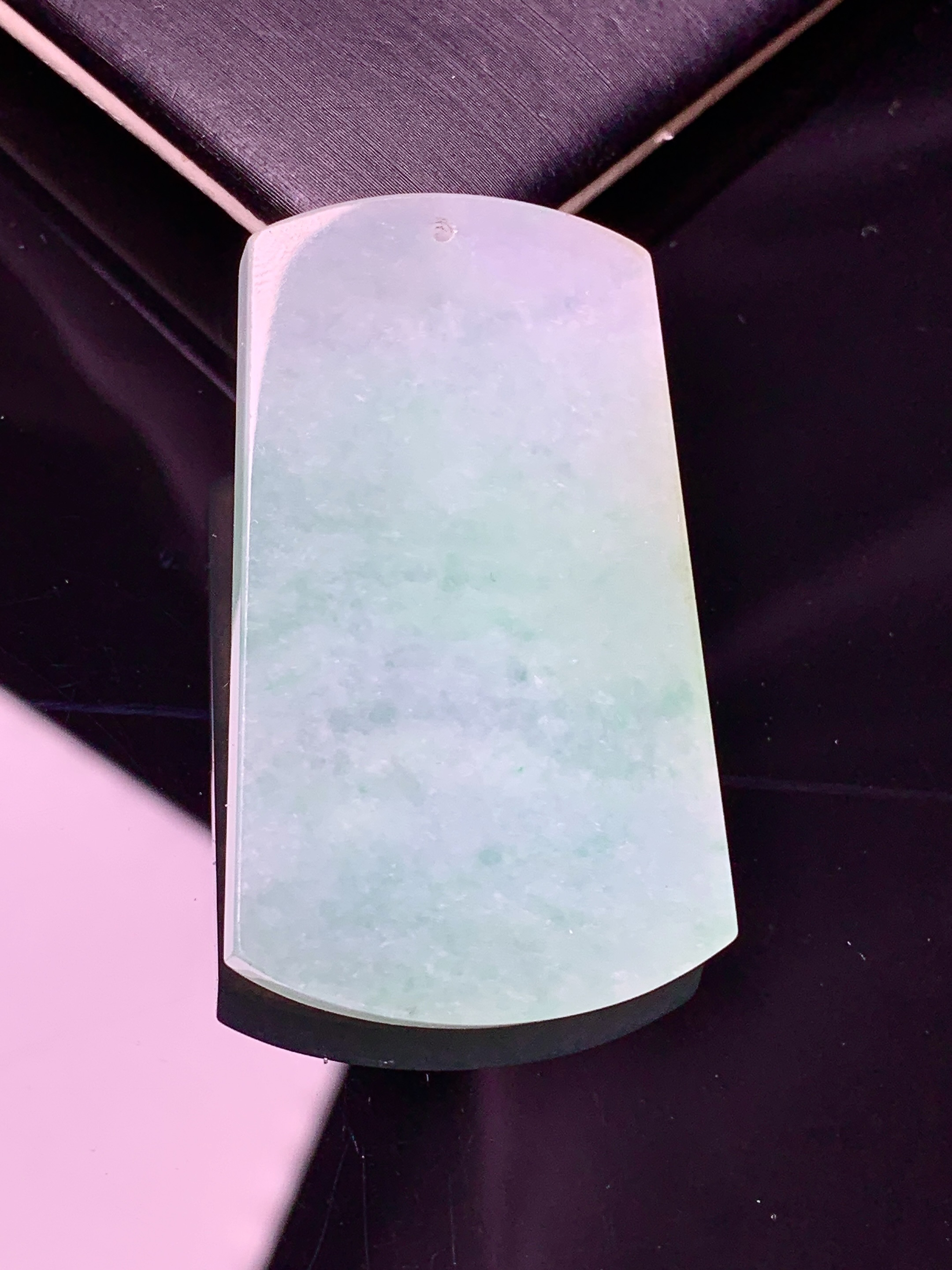 飘绿无事牌吊坠 玉质细腻 色泽艳丽 整体尺寸42.5*25.2*4